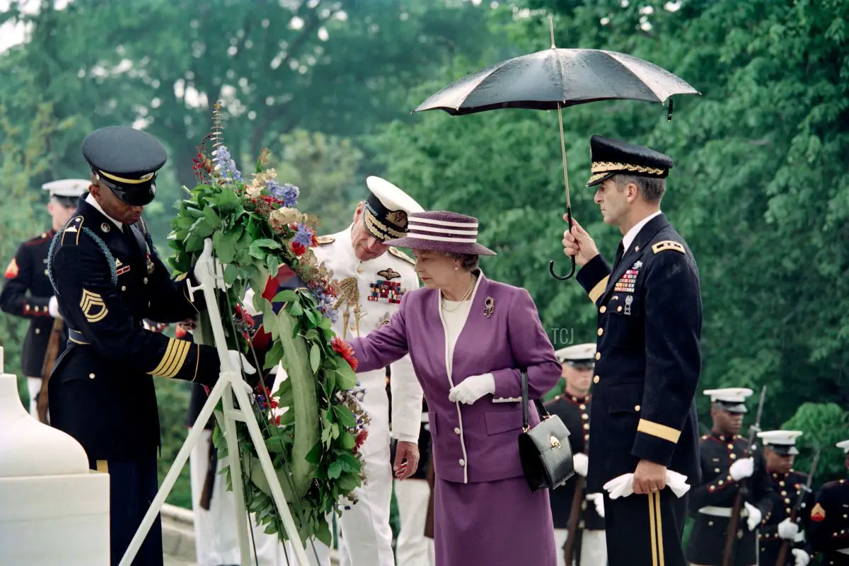 La Regina Elisabetta II del Regno Unito depone una corona di fiori presso il Monumento al Soldato Ignoto il 14 maggio 1991 al Cimitero Nazionale di Arlington, mentre il Principe Filippo, Duca di Edimburgo, osserva (LUKE FRAZZA/AFP via Getty Images)