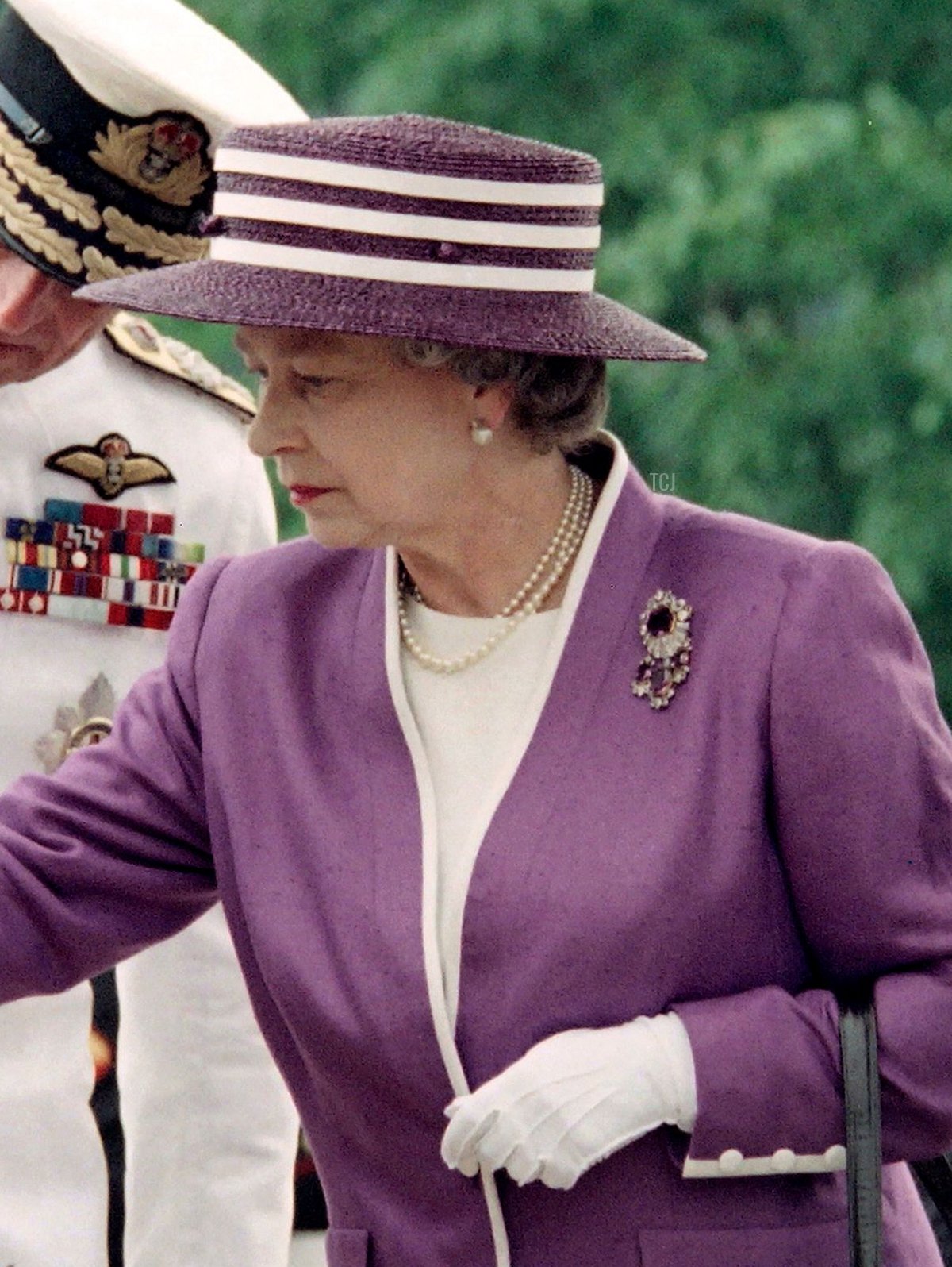 La Regina Elisabetta II del Regno Unito depone una corona di fiori presso il Monumento al Soldato Ignoto il 14 maggio 1991 al Cimitero Nazionale di Arlington, mentre il Principe Filippo, Duca di Edimburgo, osserva (LUKE FRAZZA/AFP via Getty Images)