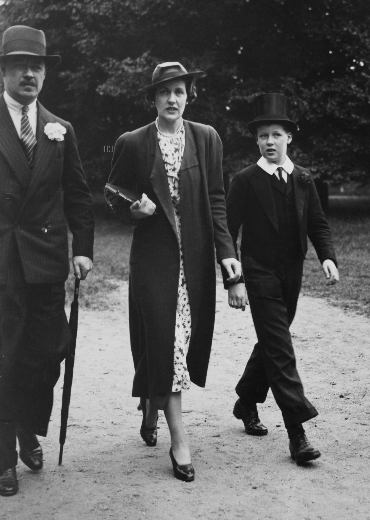 Il 7° Conte Spencer con sua moglie, Cynthia, e il loro figlio, Johnny, al Collegio di Eton, 4 giugno 1937 (Topical Press Agency/Hulton Archive/Getty Images)