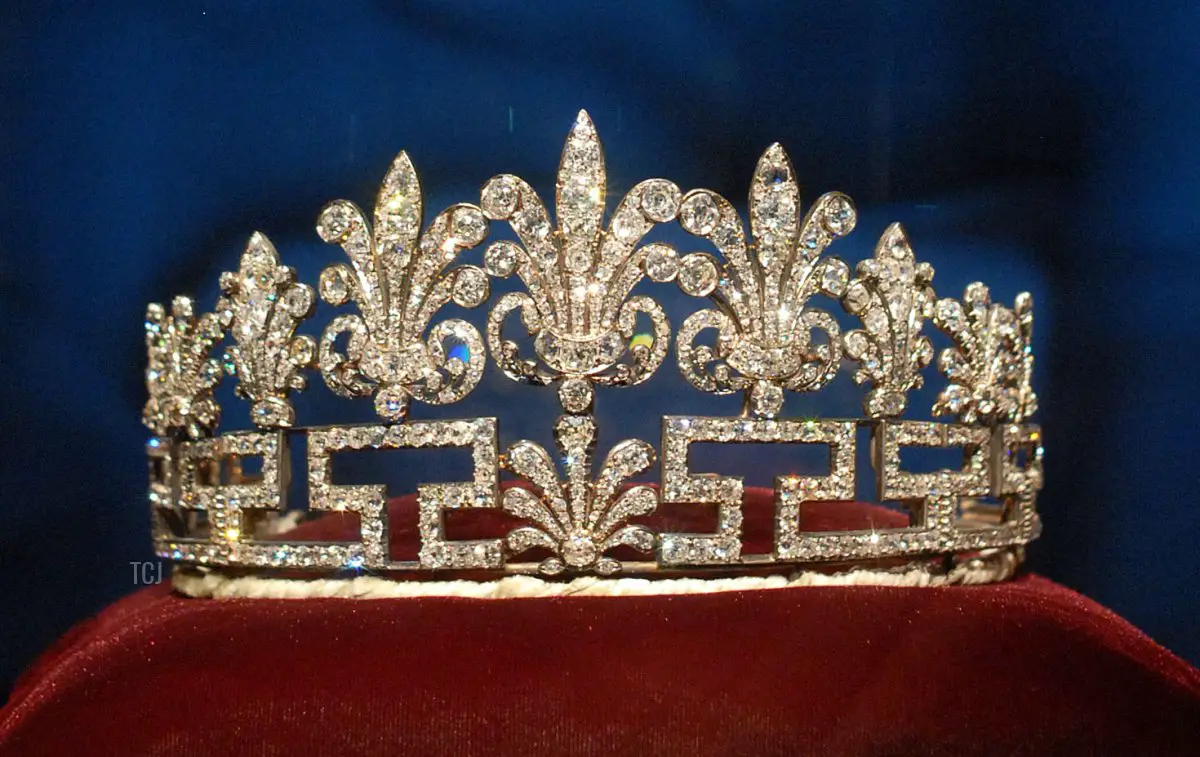 La tiara di diamanti della famiglia Spencer è esposta a un'anteprima della mostra itinerante 'Diana: A Celebration' presso il National Constitution Center il 1 ottobre 2009 a Filadelfia, Pennsylvania (William Thomas Cain/Getty Images)