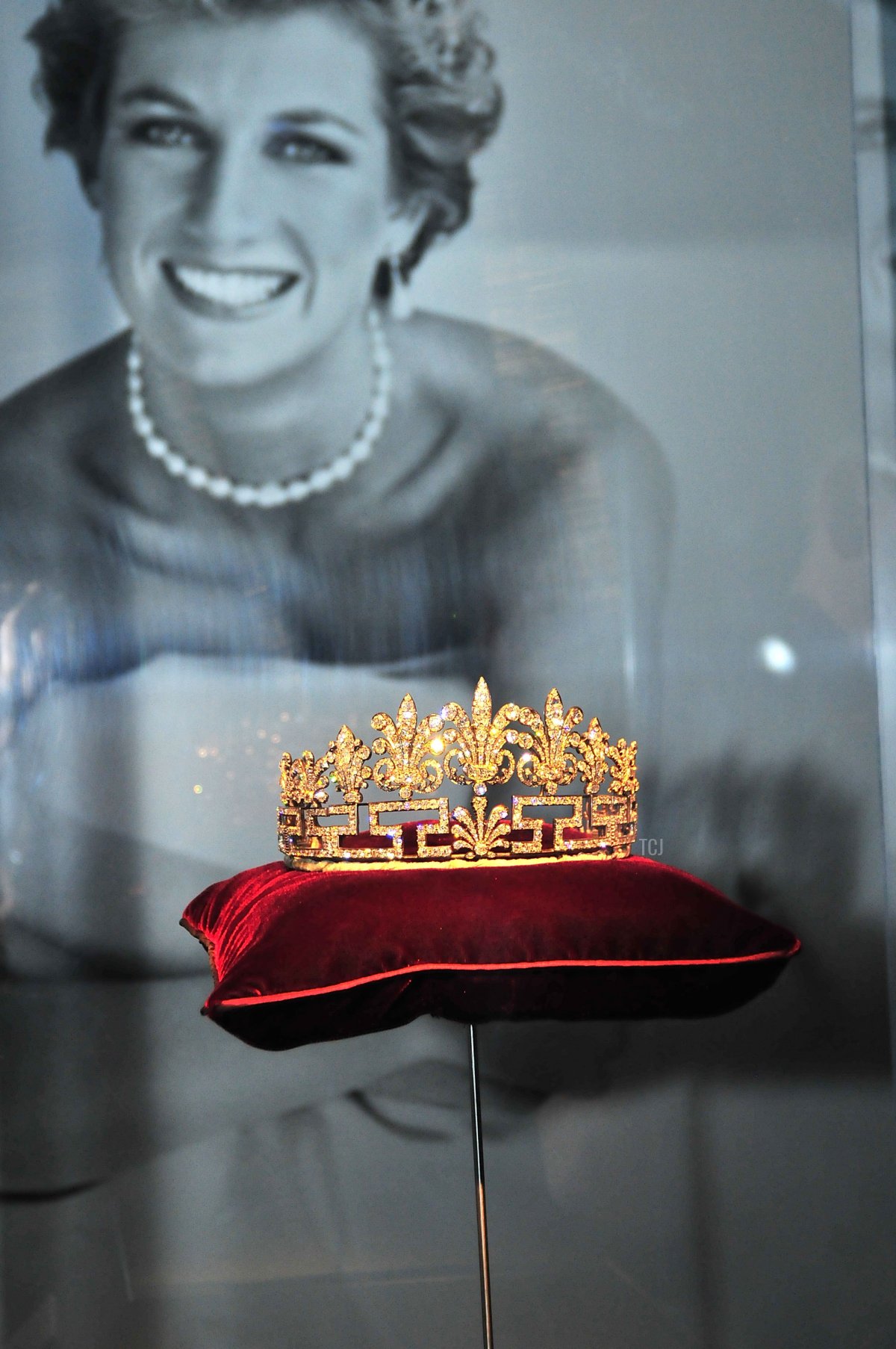 La tiara di diamanti della famiglia Spencer è esposta a un'anteprima della mostra itinerante 'Diana: A Celebration' presso il National Constitution Center il 1 ottobre 2009 a Filadelfia, Pennsylvania (Lisa Lake/Getty Images)