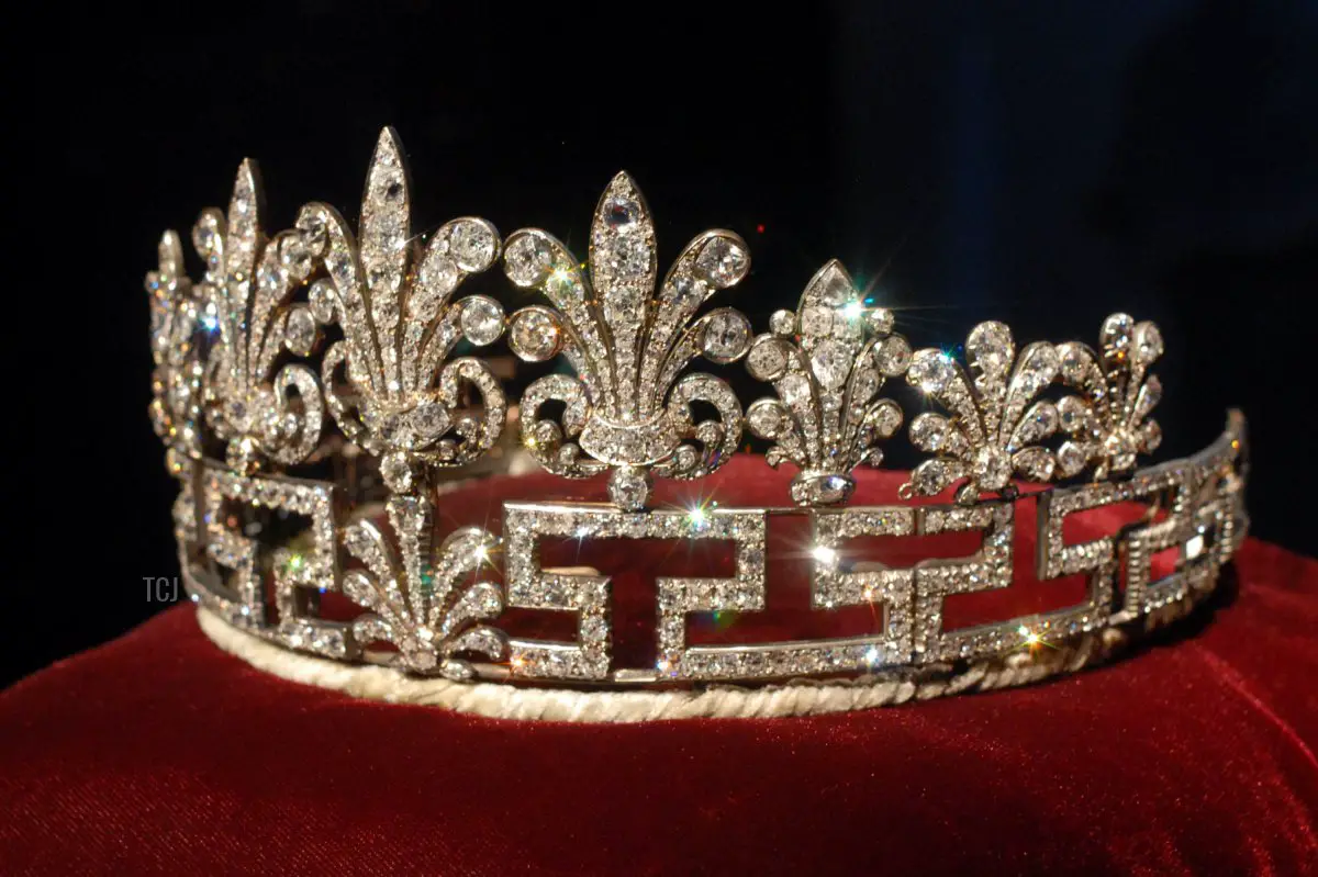 La tiara di diamanti della famiglia Spencer è esposta a un'anteprima della mostra itinerante 'Diana: A Celebration' presso il National Constitution Center il 1 ottobre 2009 a Filadelfia, Pennsylvania (William Thomas Cain/Getty Images)