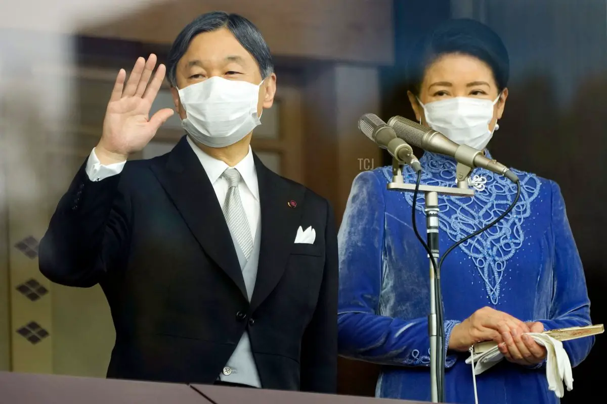 L'Imperatore Naruhito e l'Imperatrice Masako del Giappone salutano le persone durante la celebrazione del suo compleanno al Palazzo Imperiale il 23 febbraio 2022 (EUGENE HOSHIKO/POOL/AFP via Getty Images)