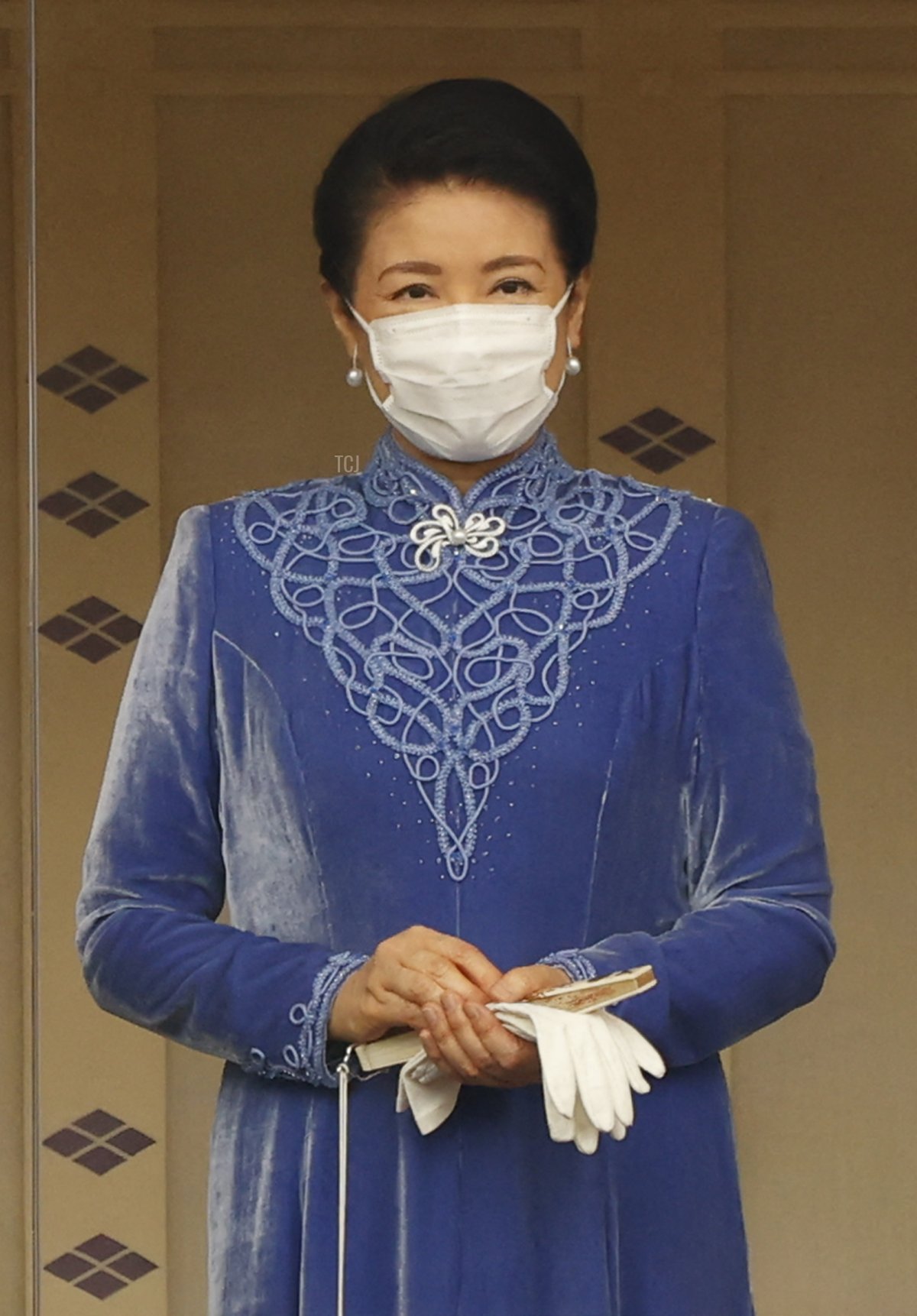 L'Imperatrice Masako del Giappone saluta le persone durante i festeggiamenti del compleanno dell'Imperatore Naruhito al Palazzo Imperiale il 23 febbraio 2022 (RODRIGO REYES MARIN/POOL/AFP via Getty Images)