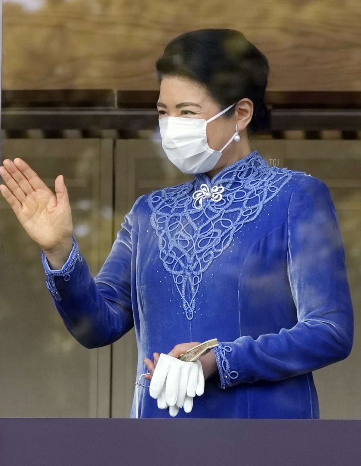 L'Imperatrice Masako del Giappone saluta le persone durante i festeggiamenti del compleanno dell'Imperatore Naruhito al Palazzo Imperiale il 23 febbraio 2022 (EUGENE HOSHIKO/POOL/AFP via Getty Images)