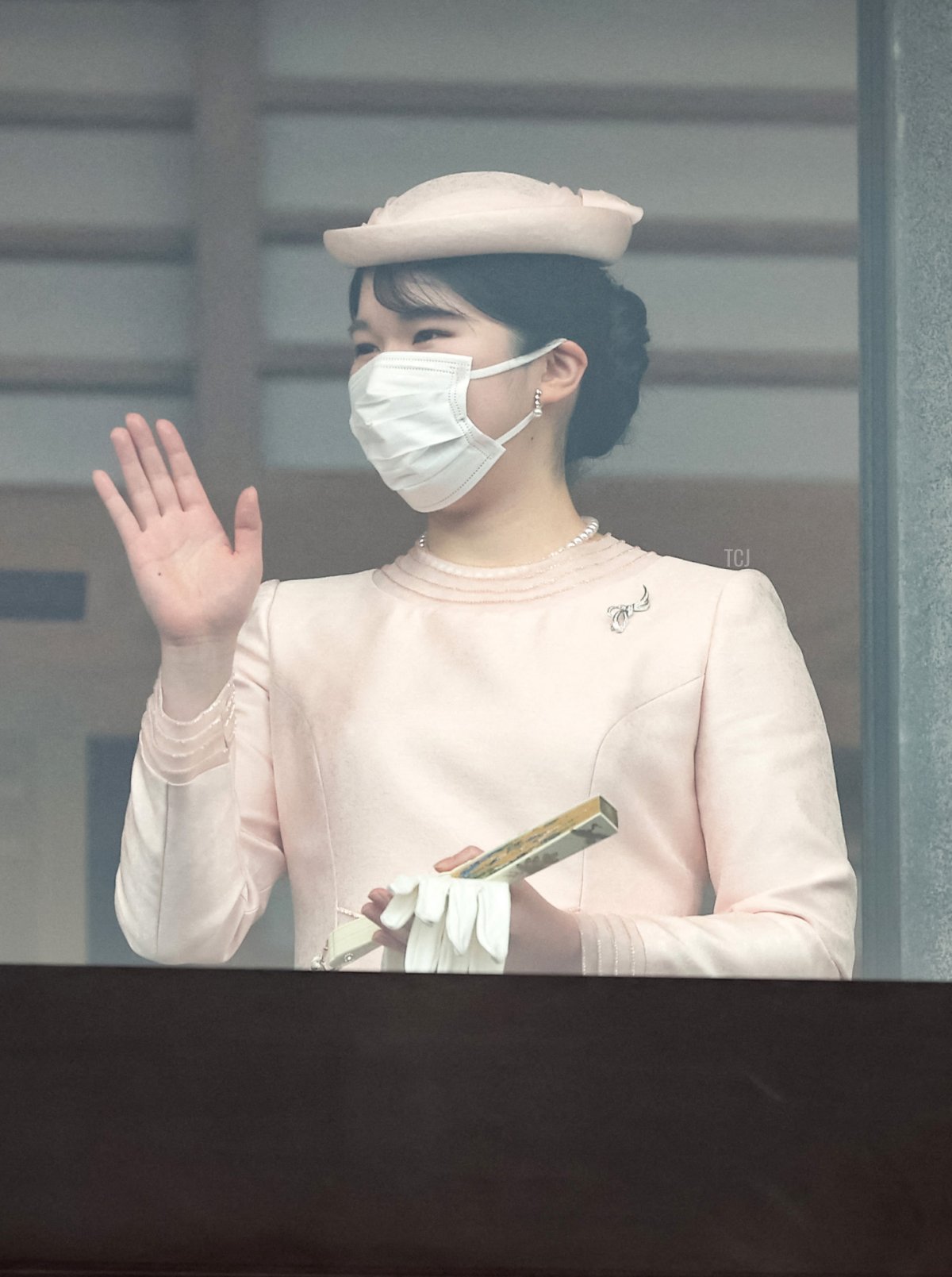 La Principessa Aiko saluta le persone durante la celebrazione del compleanno dell'Imperatore Naruhito al Palazzo Imperiale il 23 febbraio 2022 (TAKASHI AOYAMA/POOL/AFP via Getty Images)