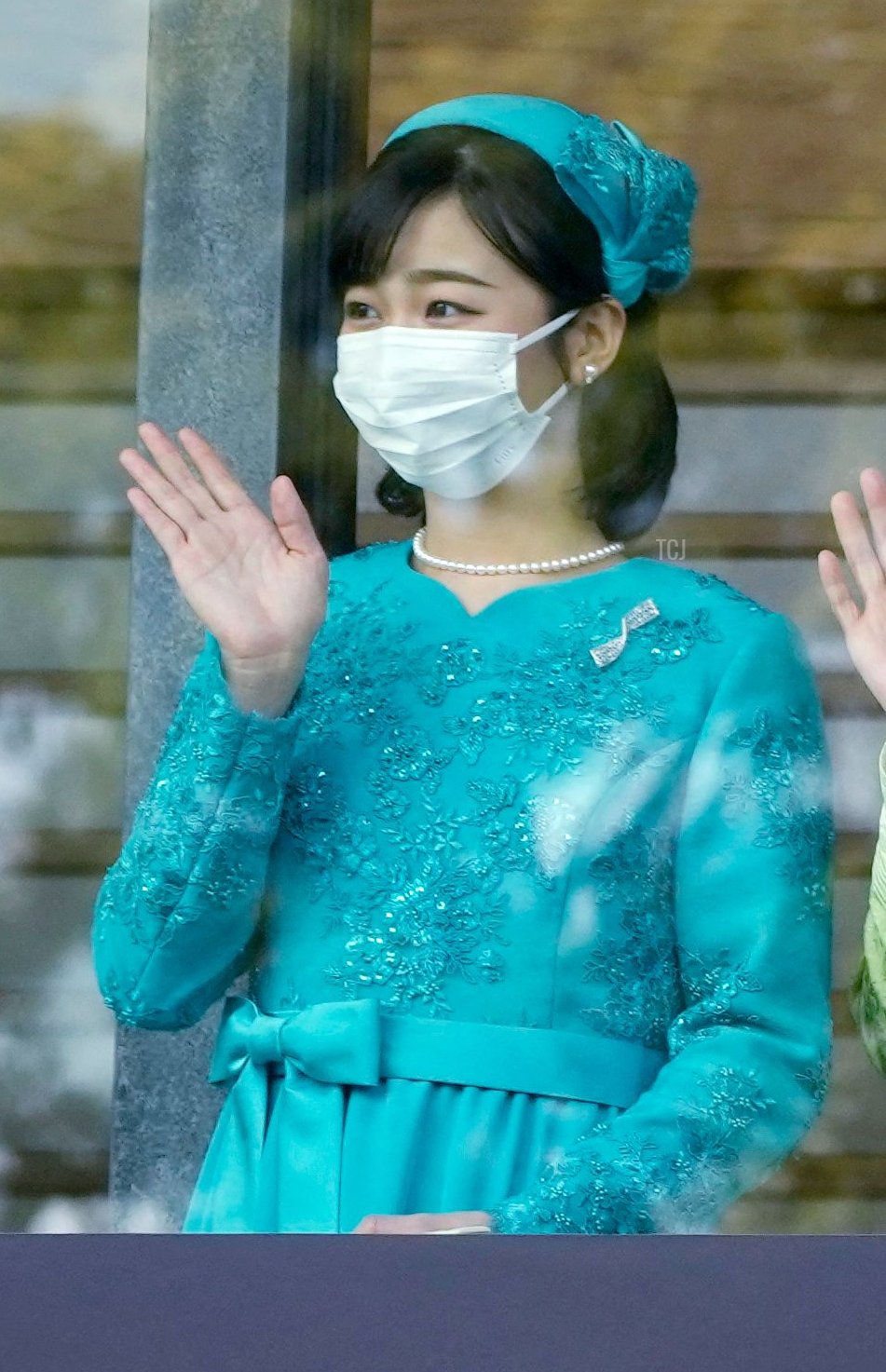 La Principessa Kako saluta le persone durante i festeggiamenti del compleanno dell'Imperatore Naruhito al Palazzo Imperiale il 23 febbraio 2022 (EUGENE HOSHIKO/POOL/AFP via Getty Images)