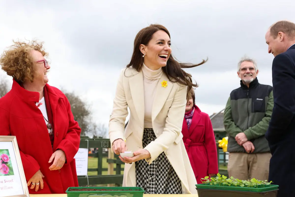 La Principessa di Galles pianta semi durante la sua visita al Centro di Riabilitazione Brynawel, a Llanharan, vicino a Pontyclun, in Galles, il 28 febbraio 2023 (IAN VOGLER/POOL/AFP via Getty Images)