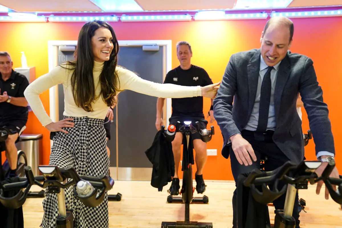 Il Principe e la Principessa di Galles partecipano a una lezione di spinning durante la visita al Centro Sportivo e Fitness di Aberavon, il 28 febbraio 2023 (JACOB KING/POOL/AFP via Getty Images)