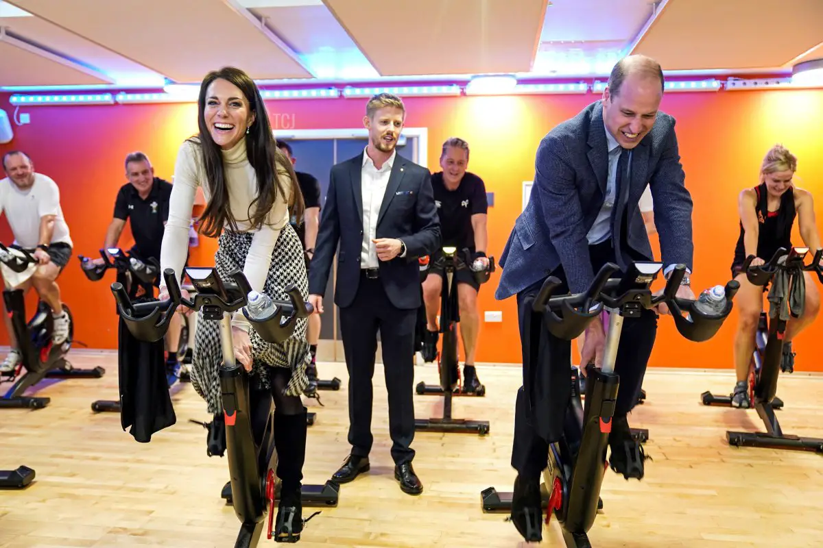 Il Principe e la Principessa di Galles partecipano a una lezione di spinning durante la visita al Centro Sportivo e Fitness di Aberavon, il 28 febbraio 2023 (JACOB KING/POOL/AFP via Getty Images)