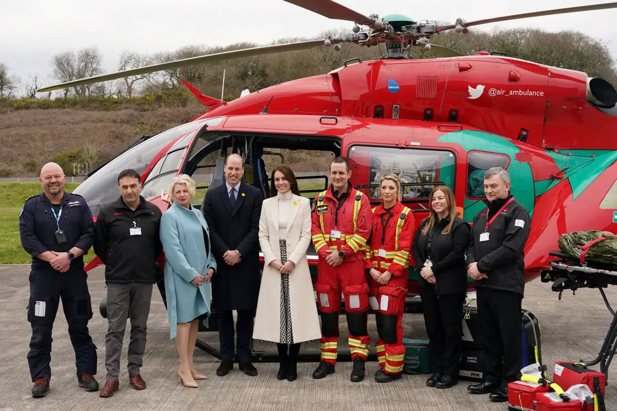 Il Principe e la Principessa di Galles posano per foto con soccorritori davanti a un elicottero durante una visita presso la sede della charity Wales Air Ambulance a Llanelli, Galles il 28 febbraio 2023 (PAUL EDWARDS/POOL/AFP via Getty Images)