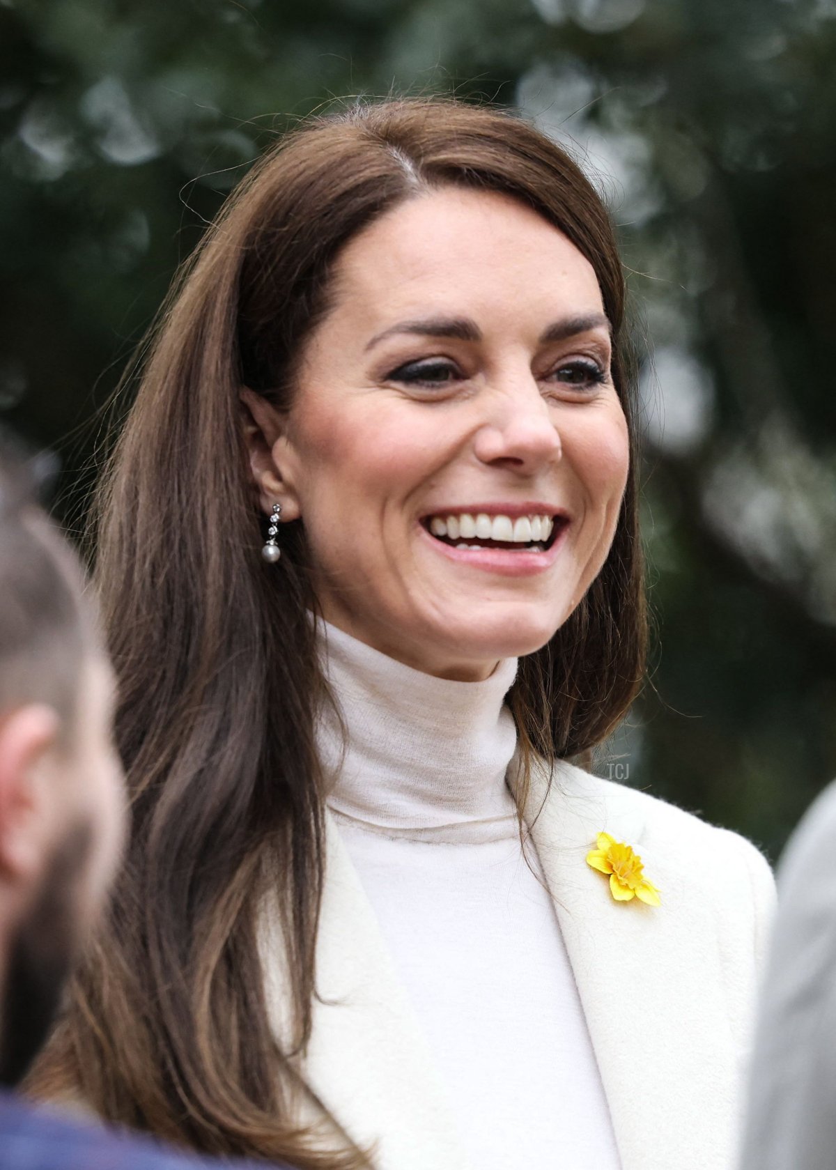 La Principessa di Galles parla con membri del pubblico durante la visita al Centro di Riabilitazione Brynawel, a Llanharan, vicino a Pontyclun, in Galles, il 28 febbraio 2023 (IAN VOGLER/POOL/AFP via Getty Images)