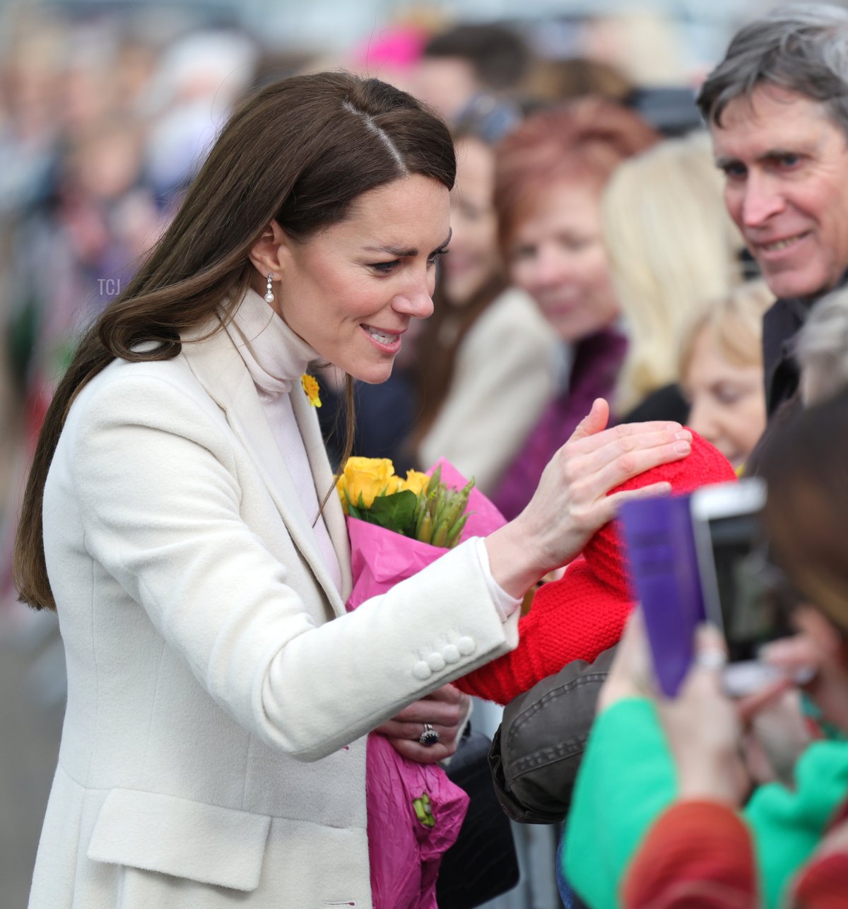 La Principessa di Galles saluta una famiglia mentre lascia il Centro Sportivo e Fitness di Aberavon il 28 febbraio 2023 a Port Talbot, Galles (Chris Jackson/Getty Images)