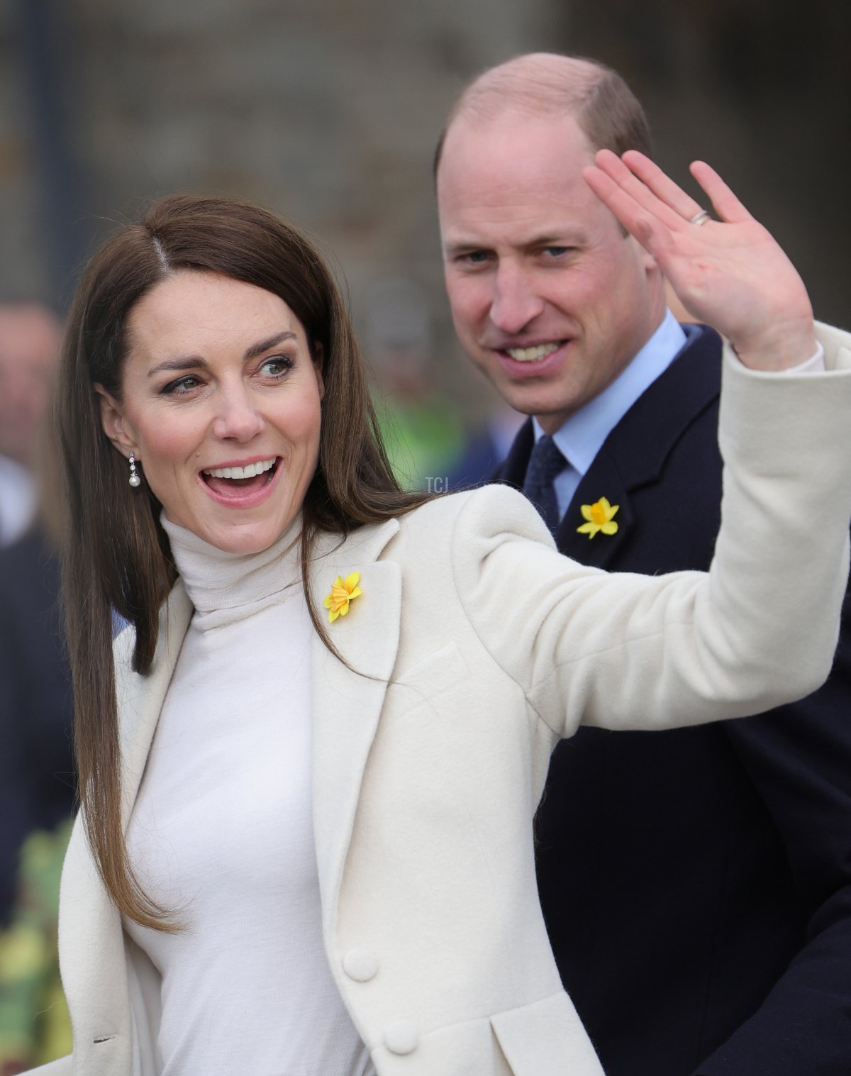 La Principessa di Galles saluta mentre lei e il Principe di Galles lasciano il Centro Sportivo e Fitness di Aberavon il 28 febbraio 2023 a Port Talbot, Galles (Chris Jackson/Getty Images)