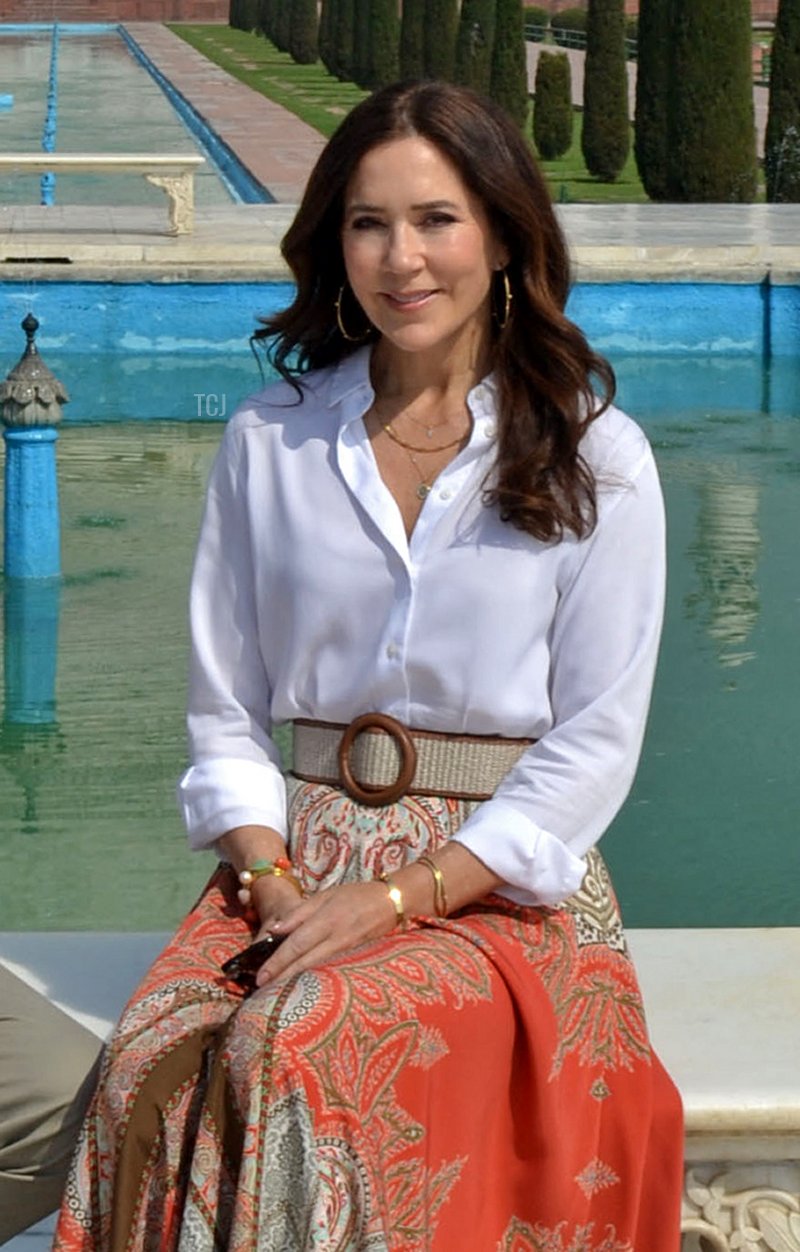 Il Crown Prince Frederik e la Crown Princess Mary della Danimarca posano per foto davanti al Taj Mahal ad Agra il 26 febbraio 2023 (AFP via Getty Images)