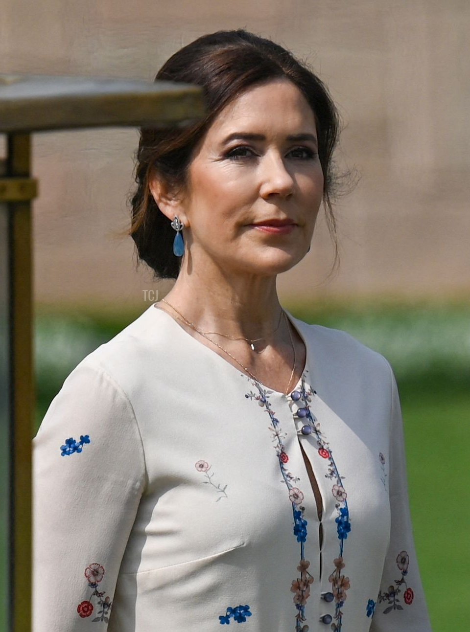 Crown Princess Mary di Danimarca è ritratta dopo aver deposto una corona al memoriale di Mahatma Gandhi a Rajghat a Nuova Delhi il 27 febbraio 2023 (MONEY SHARMA/AFP via Getty Images)