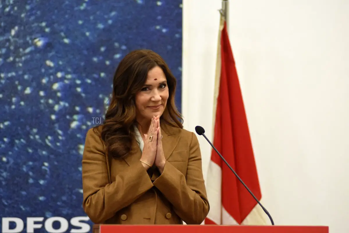 La Crown Princess Mary di Danimarca gesticola durante le celebrazioni del 25° anniversario della società danese di pompe 'Grundfos', a Chennai il 1 marzo 2023 (AFP via Getty Images)