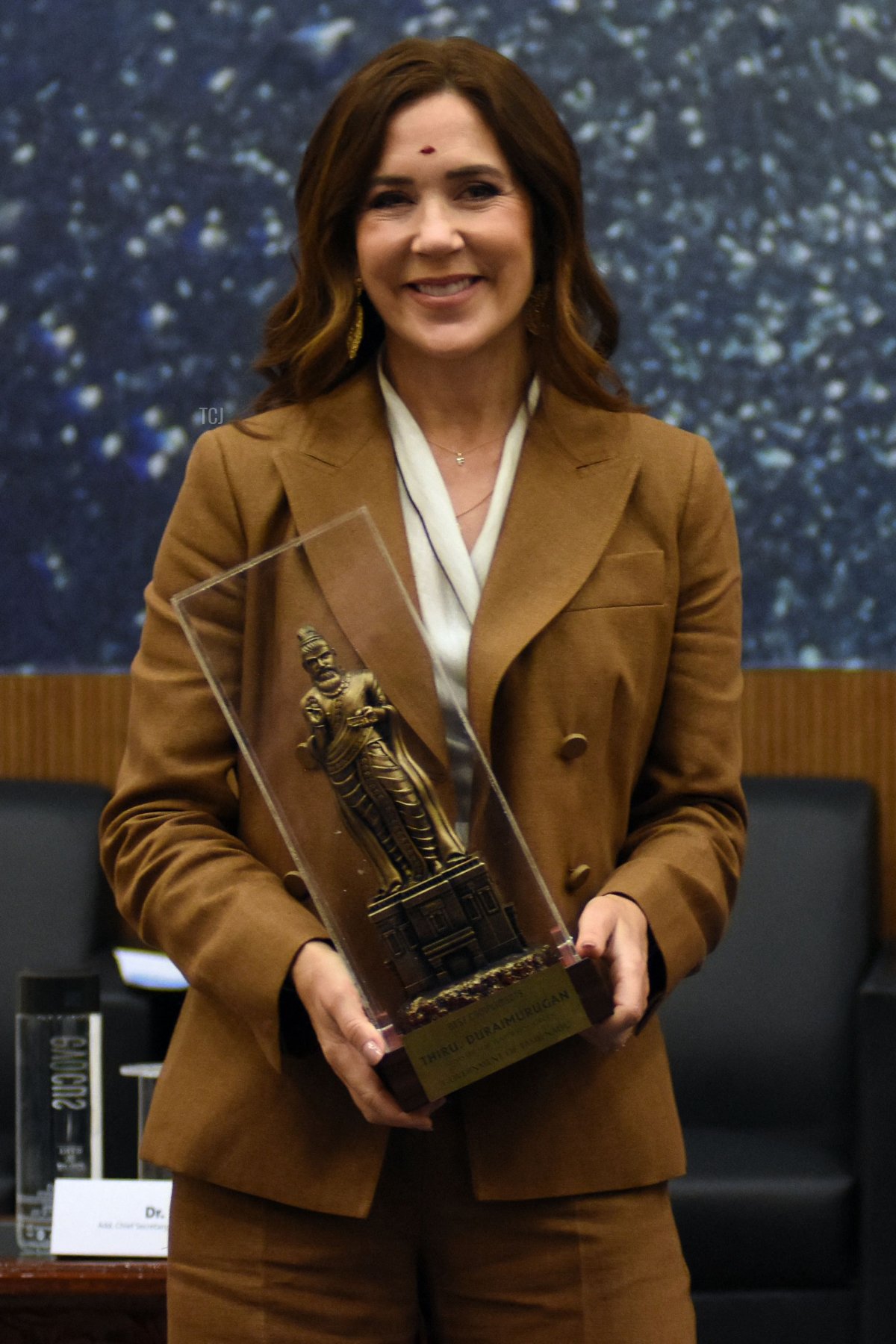 La Crown Princess Mary di Danimarca tiene una scultura durante le celebrazioni del 25° anniversario della società danese di pompe 'Grundfos', a Chennai il 1 marzo 2023 (AFP via Getty Images)