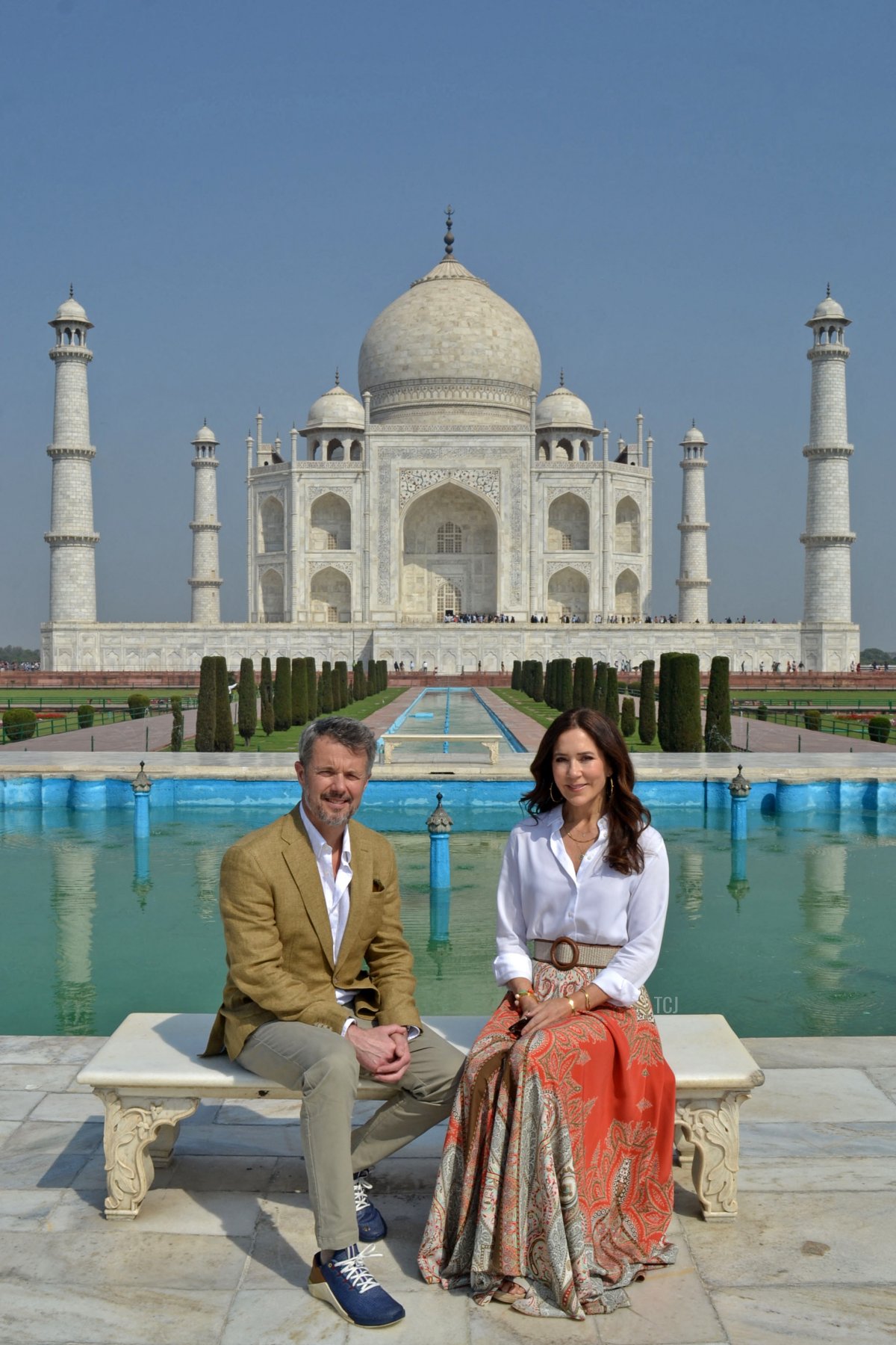 Il Crown Prince Frederik e la Crown Princess Mary della Danimarca posano per foto davanti al Taj Mahal ad Agra il 26 febbraio 2023 (AFP via Getty Images)