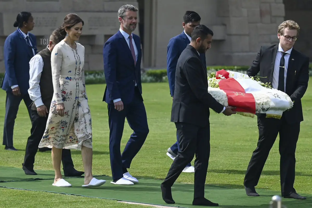 Il Crown Prince Frederik e la Crown Princess Mary della Danimarca si avvicinano per deporre una corona al memoriale di Mahatma Gandhi a Rajghat a Nuova Delhi il 27 febbraio 2023 (MONEY SHARMA/AFP via Getty Images)