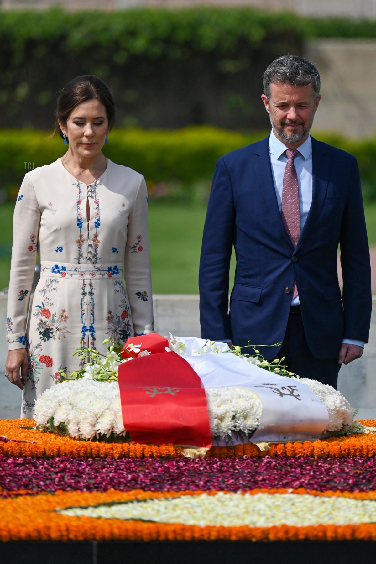 Il Crown Prince Frederik e la Crown Princess Mary della Danimarca si trovano dopo aver deposto una corona al memoriale di Mahatma Gandhi a Rajghat a Nuova Delhi il 27 febbraio 2023 (MONEY SHARMA/AFP via Getty Images)