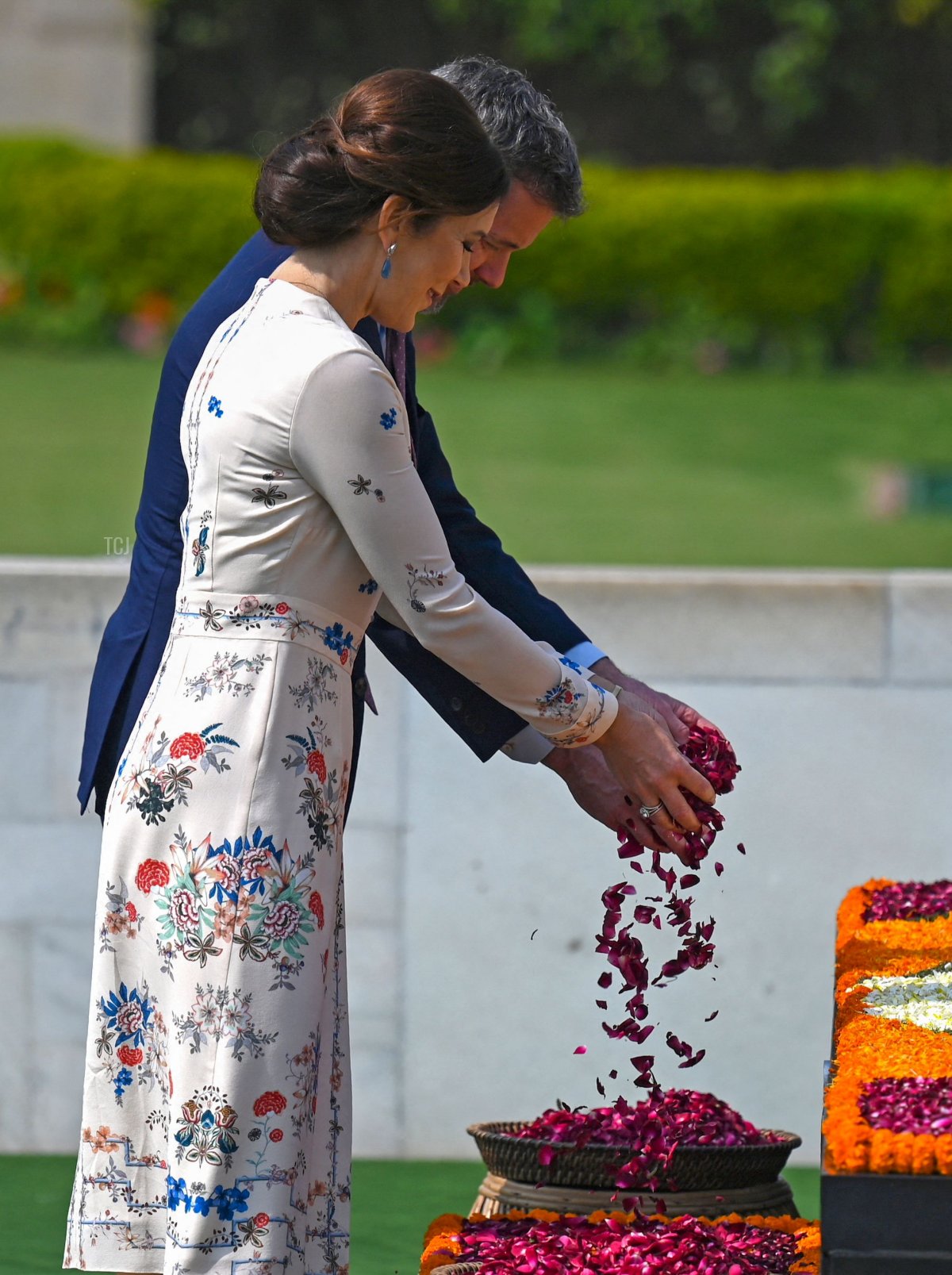 Il Crown Prince Frederik e la Crown Princess Mary di Danimarca spargono petali di rosa al memoriale di Mahatma Gandhi a Rajghat a Nuova Delhi il 27 febbraio 2023 (MONEY SHARMA/AFP via Getty Images)