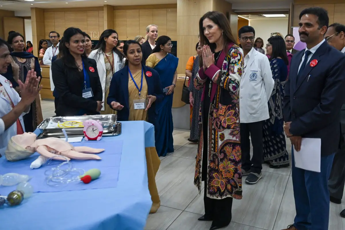 La Crown Princess Mary di Danimarca visita un laboratorio di competenze materne all'All India Institute of Medical Sciences (AIIMS) a Nuova Delhi il 28 febbraio 2023 (ARUN SANKAR/AFP via Getty Images)