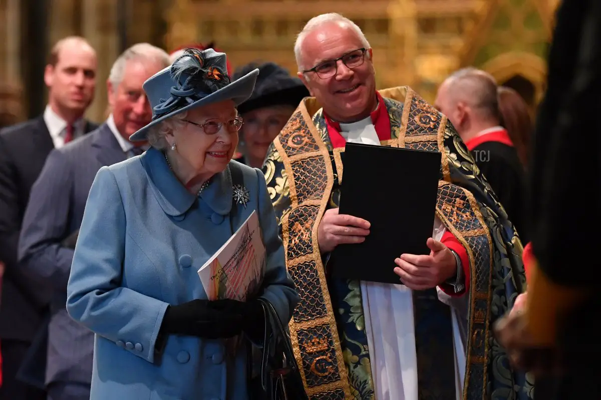 Regina Elisabetta II viene presentata ai performer dal Very Reverend Dr. David Hoyle, Deano di Westminster, mentre esce dopo aver partecipato al Servizio del Commonwealth del 2020 il 9 marzo 2020 a Londra, Inghilterra (Ben Stansall-WPA Pool/Getty Images)