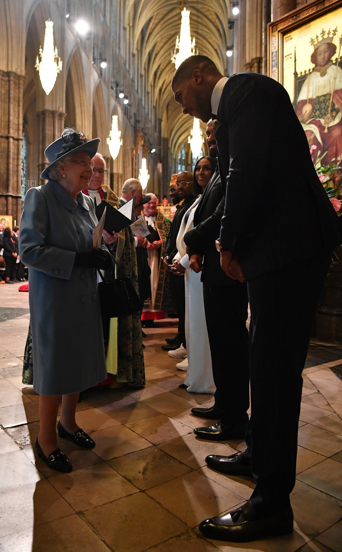 Regina Elisabetta II parla con il pugile britannico Anthony Joshua mentre esce dopo aver partecipato al Servizio del Commonwealth del 2020 il 9 marzo 2020 a Londra, Inghilterra (Ben Stansall-WPA Pool/Getty Images)