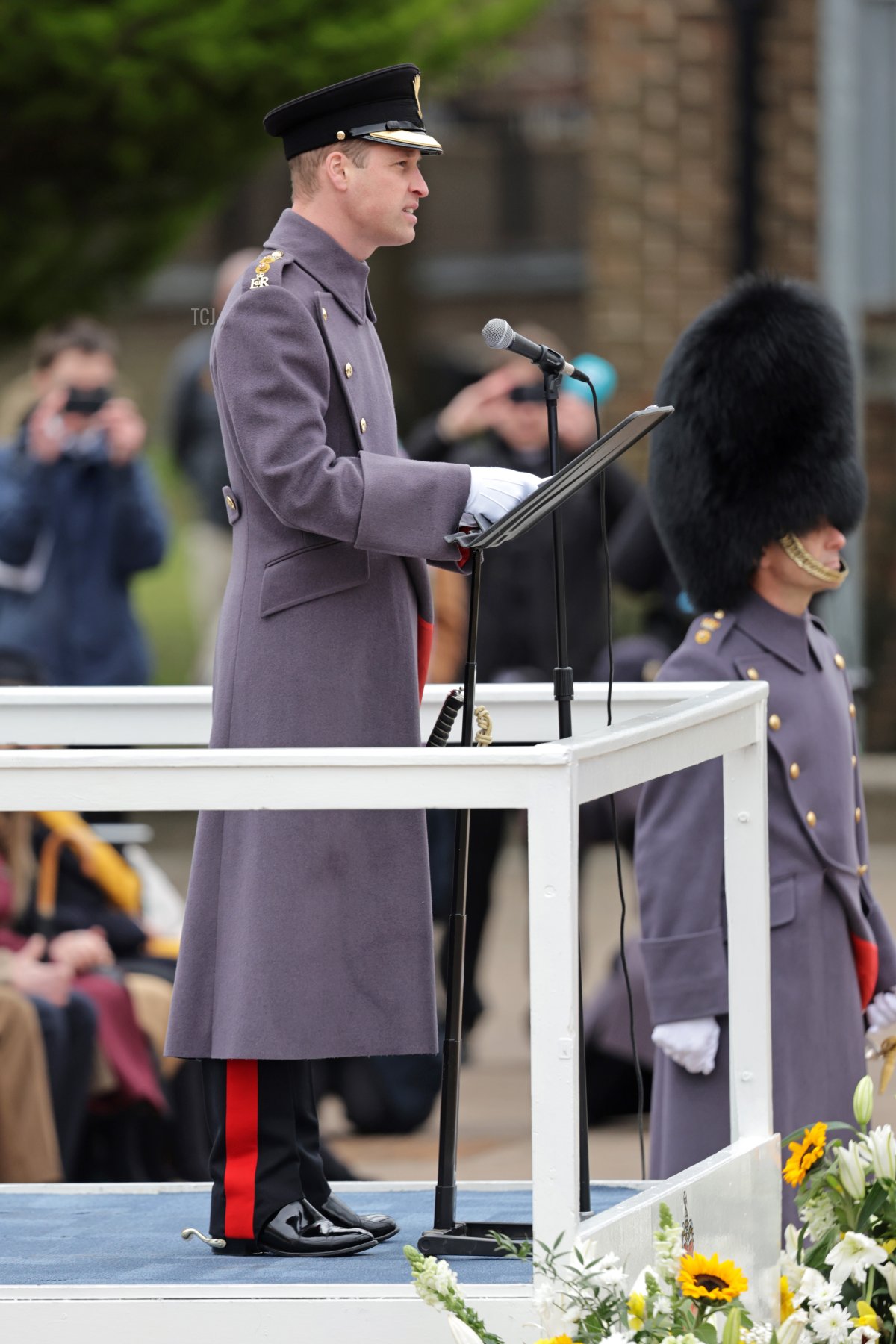 Il Principe di Galles parla da un leggìo durante una visita al 1° Battaglione dei Welsh Guards presso la Combermere Barracks per la Parata del Giorno di San Davide il 1 marzo 2023 a Windsor, Inghilterra (Chris Jackson/Getty Images)