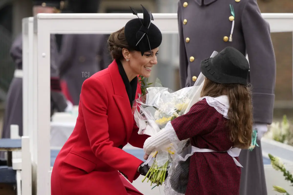 La Principessa di Galles riceve fiori da una bambina durante una visita al 1° Battaglione dei Welsh Guards nella Combermere Barracks per la Parata del Giorno di San Davide il 1 marzo 2023 a Windsor, Inghilterra (Alastair Grant - WPA Pool/Getty Images)