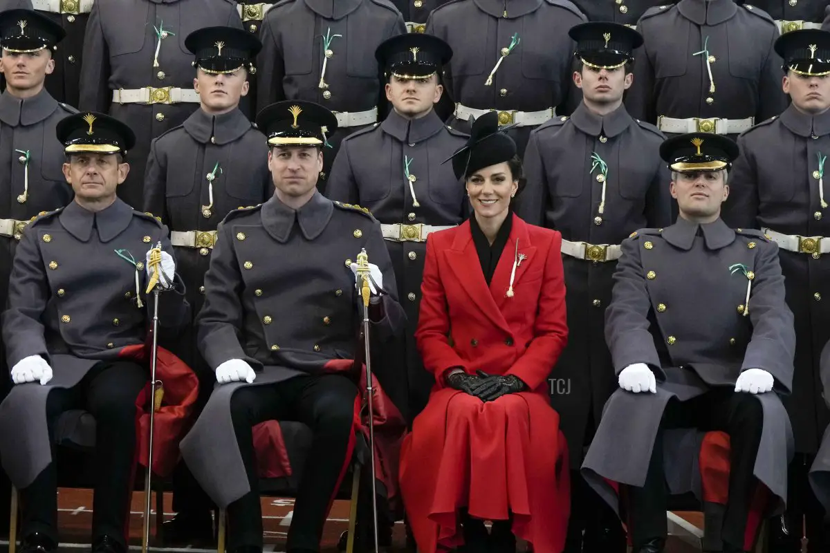 Il Principe e la Principessa di Galles posano per una foto ufficiale con la compagnia del Principe di Galles durante una visita al 1° Battaglione dei Welsh Guards presso la Combermere Barracks per la Parata del Giorno di San Davide il 1 marzo 2023 a Windsor, Inghilterra (Alastair Grant - WPA Pool/Getty Images)