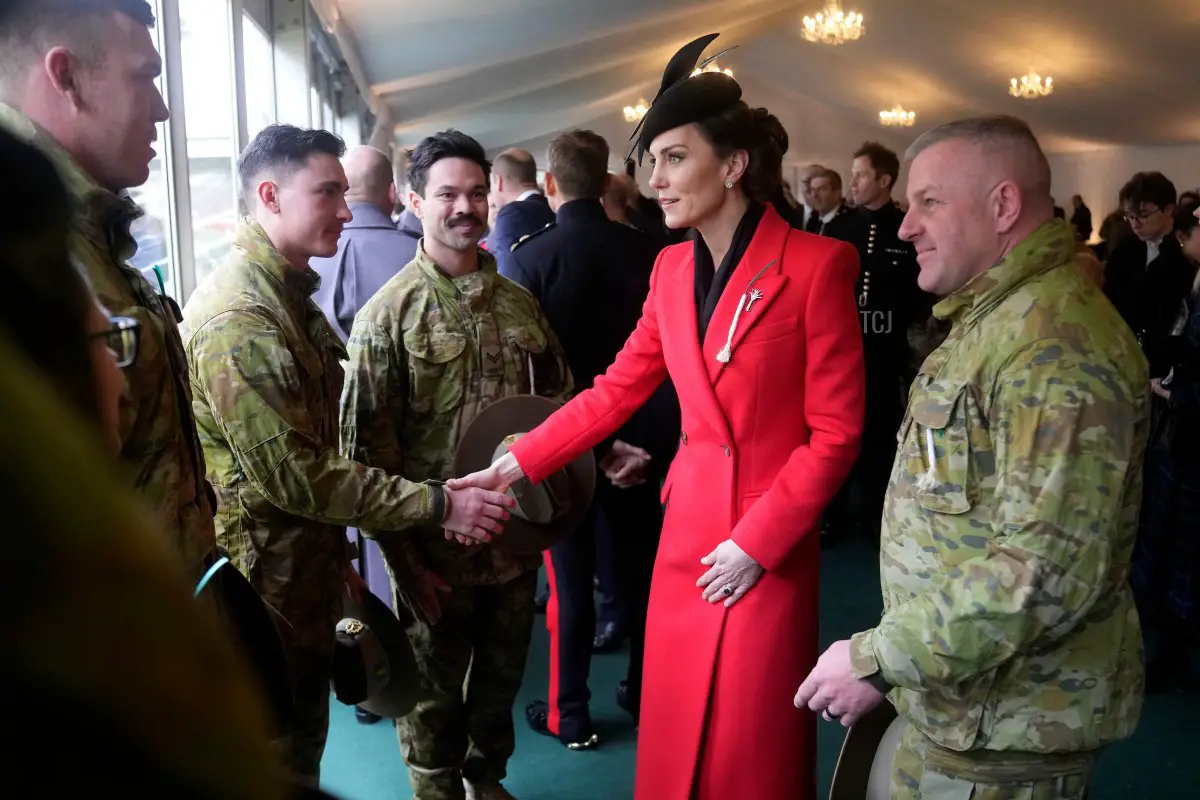 La Principessa di Galles incontra le truppe del 5° Battaglione del reggimento reale australiano dopo una Parata del Giorno di San Davide con il 1° Battaglione dei Welsh Guards alla Combermere Barracks a Windsor, a ovest di Londra, il 1 marzo 2023 (ALASTAIR GRANT/POOL/AFP via Getty Images)