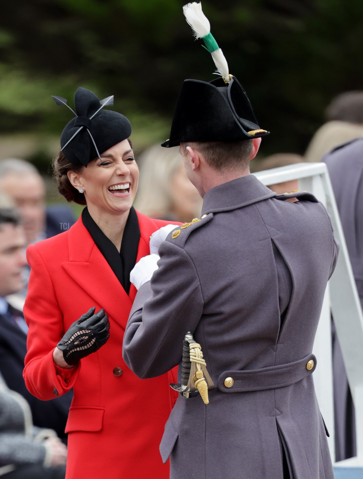 La Principessa di Galles sorride durante una visita al 1° Battaglione dei Welsh Guards presso la Combermere Barracks per la Parata del Giorno di San Davide il 1 marzo 2023 a Windsor, Inghilterra (Chris Jackson/Getty Images)