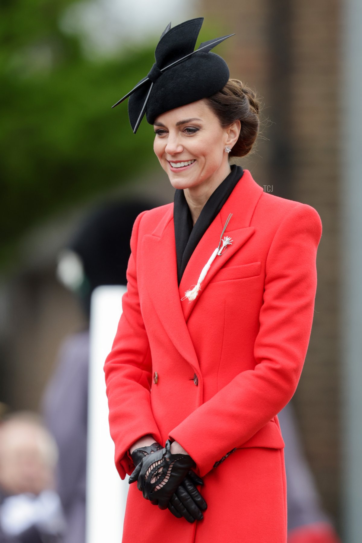 La Principessa di Galles indossa il tradizionale porro durante la cerimonia di consegna dei porri durante una visita al 1° Battaglione dei Welsh Guards presso la Combermere Barracks per la Parata del Giorno di San Davide il 1 marzo 2023 a Windsor, Inghilterra (Chris Jackson/Getty Images)