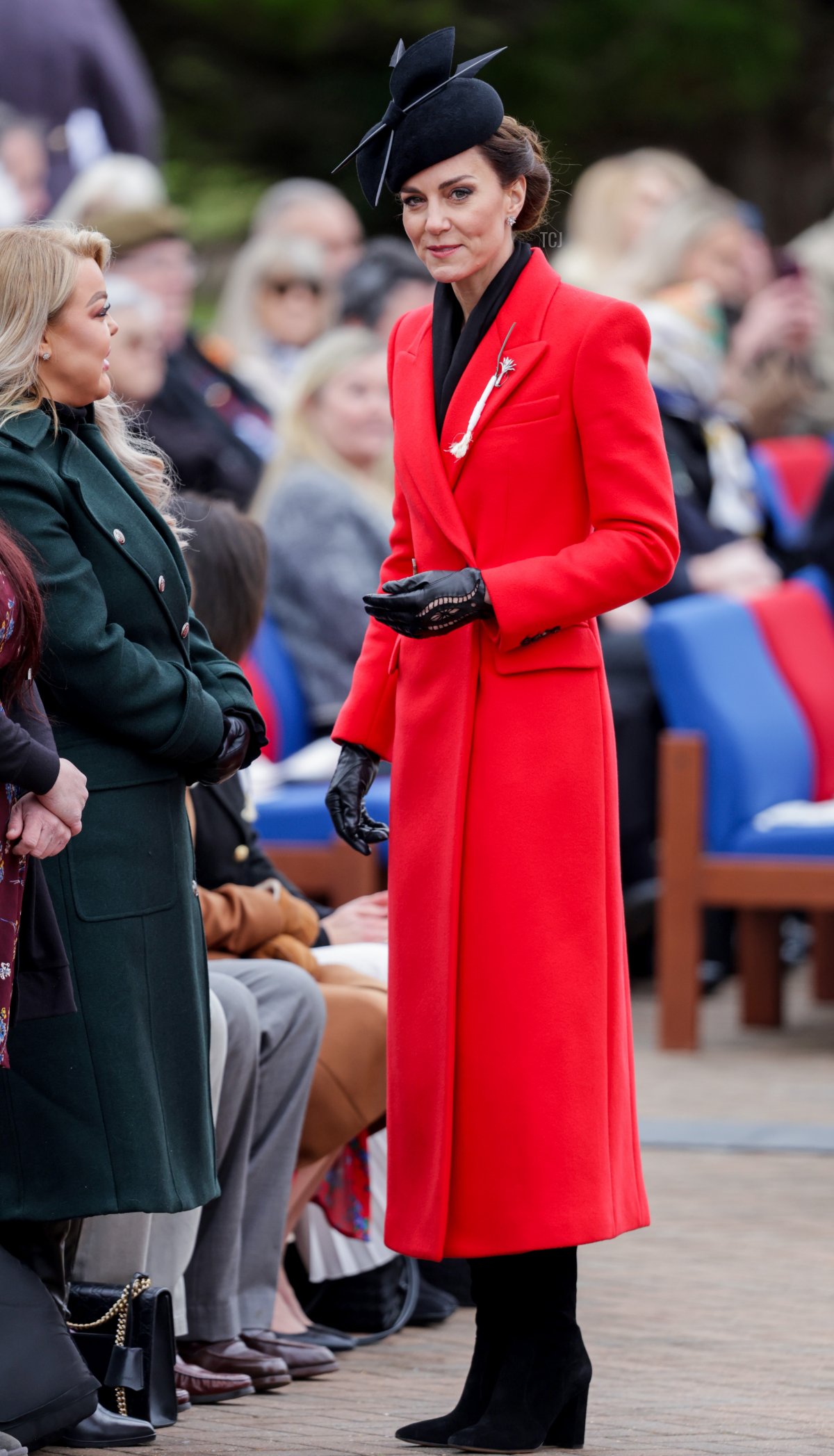 La Principessa di Galles indossa il tradizionale porro durante la cerimonia di consegna del porro durante una visita al 1° Battaglione dei Welsh Guards presso la Combermere Barracks per la Parata del Giorno di San Davide il 1 marzo 2023 a Windsor, Inghilterra (Chris Jackson/Getty Images)