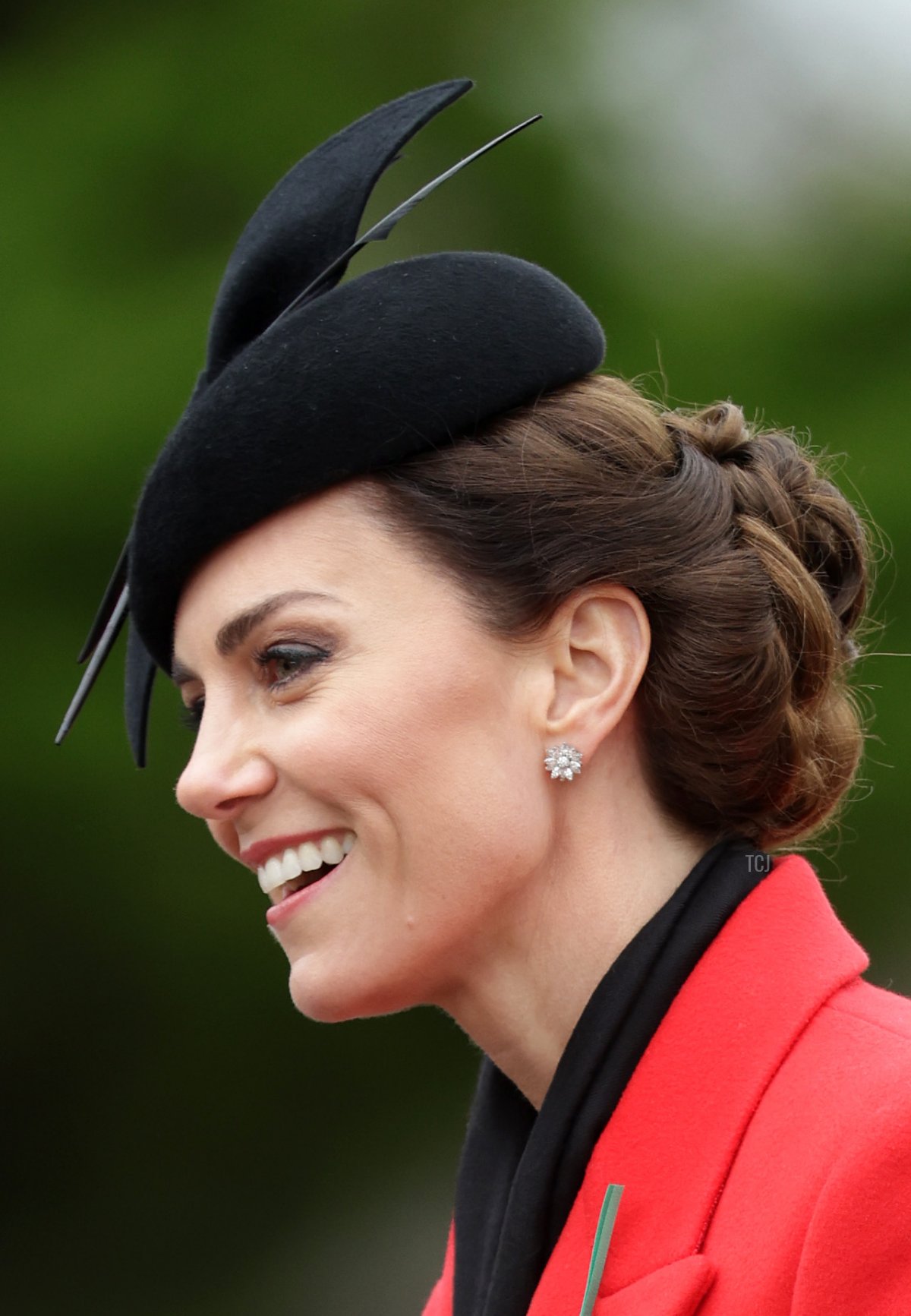 La Principessa di Galles sorride durante una visita al 1° Battaglione dei Welsh Guards presso la Combermere Barracks per la Parata del Giorno di San Davide il 1 marzo 2023 a Windsor, Inghilterra (Chris Jackson/Getty Images)