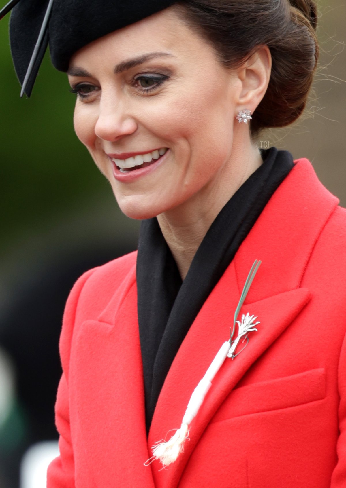 La Principessa di Galles sorride durante una visita al 1° Battaglione dei Welsh Guards presso la Combermere Barracks per la Parata del Giorno di San Davide il 1 marzo 2023 a Windsor, Inghilterra (Chris Jackson/Getty Images)