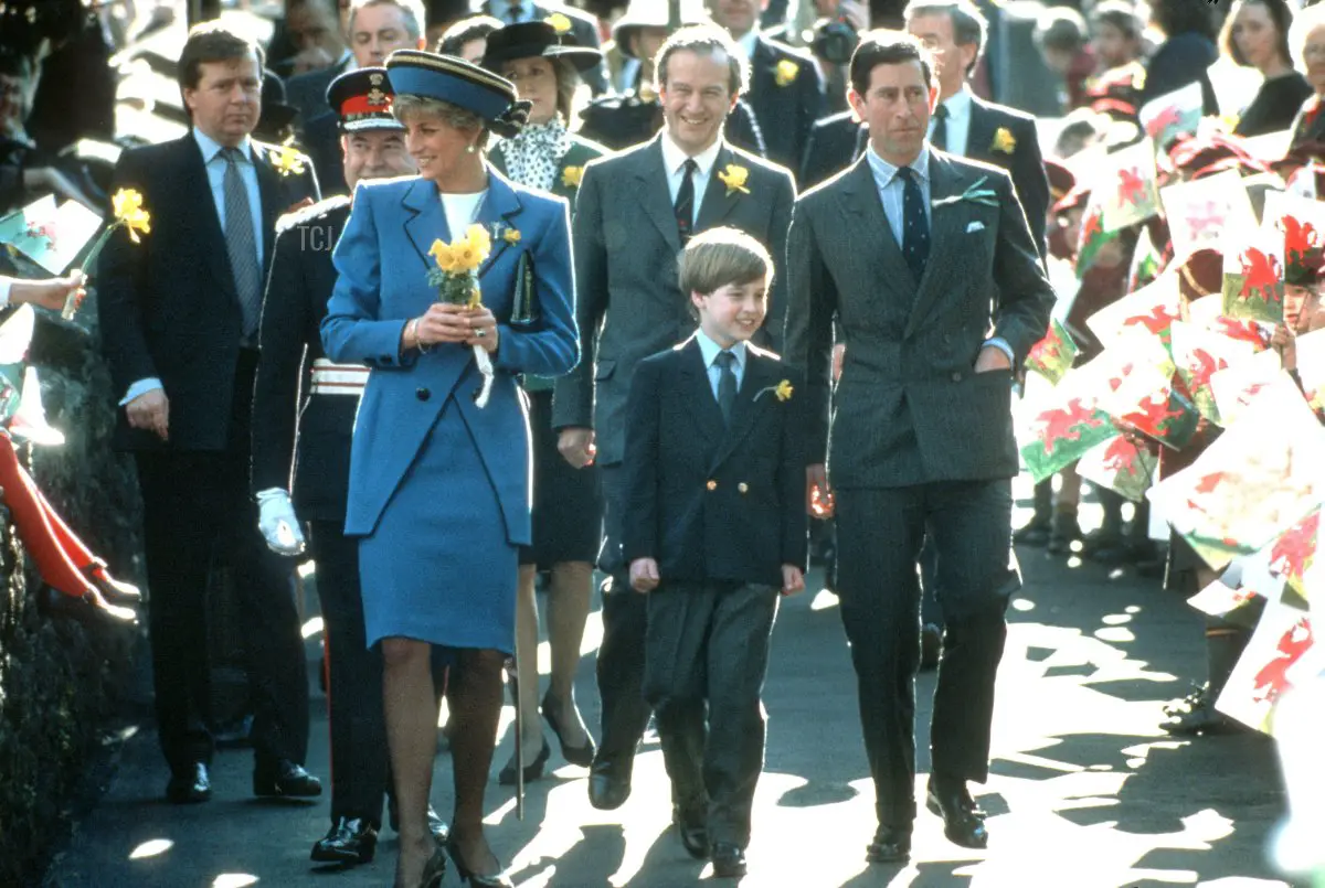 Il Principe e la Principessa di Galles, accompagnati dal Principe William di Galles, salutano i membri del pubblico a Cardiff il 1 marzo 1991 (David Cooper/Alamy)