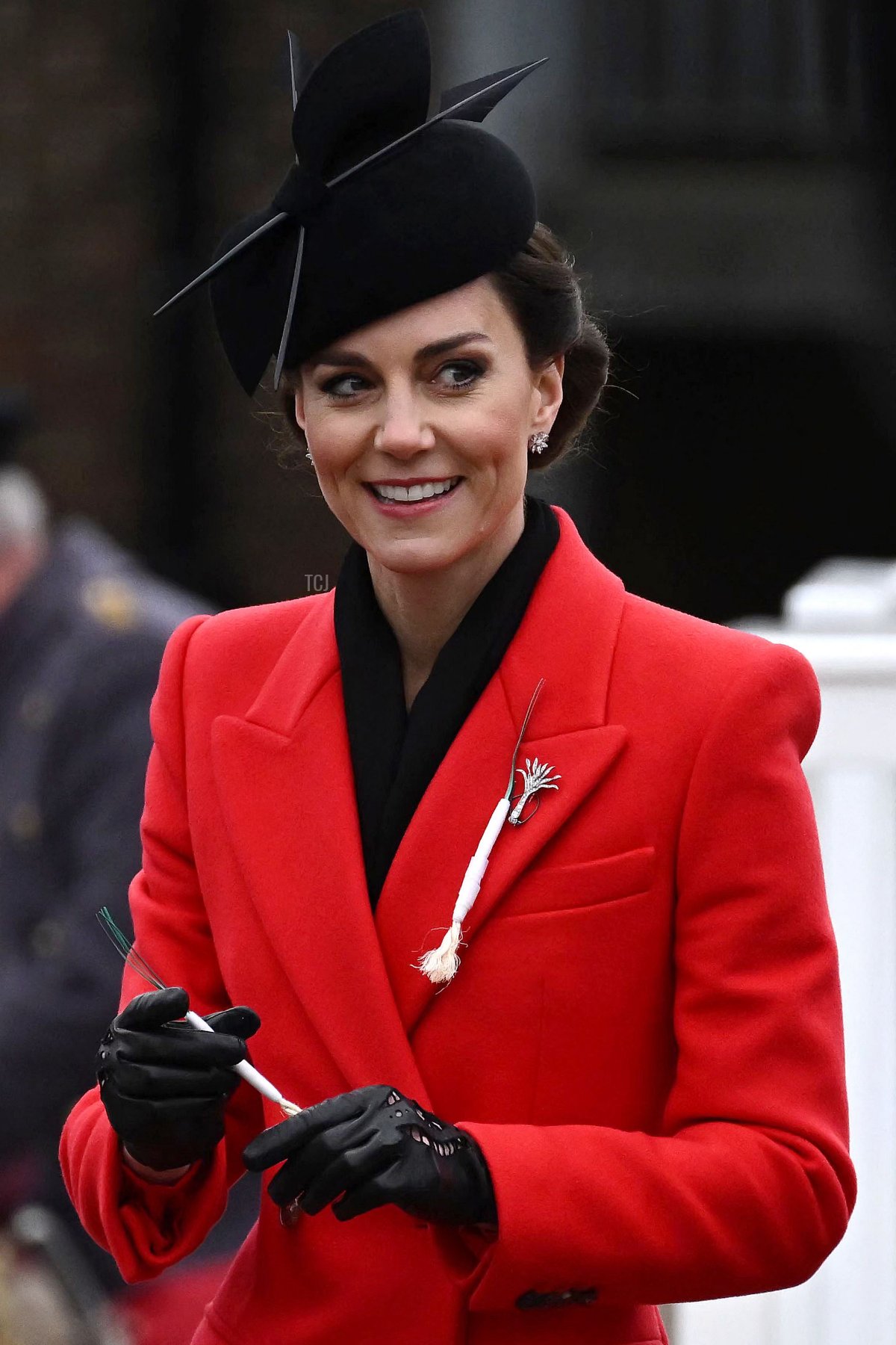 La Principessa di Galles tiene un porro mentre un altro è appuntato sul suo cappotto durante una visita al 1° Battaglione dei Welsh Guards per la Parata del Giorno di San Davide presso la Combermere Barracks a Windsor, a ovest di Londra, il 1 marzo 2023 (BEN STANSALL/AFP via Getty Images)