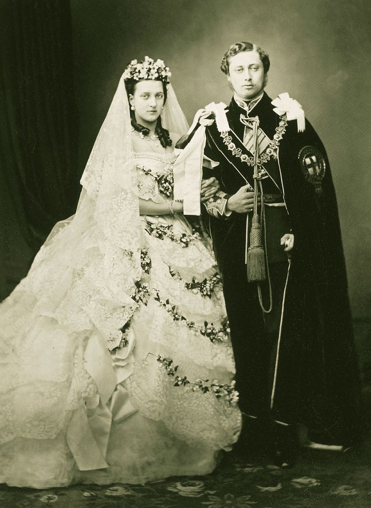 Fotografia di nozze di Re Edoardo VII e Regina Alessandra, allora Principe e Principessa di Galles, marzo 1863 (John Jabez Edwin Mayall/Royal Collection)