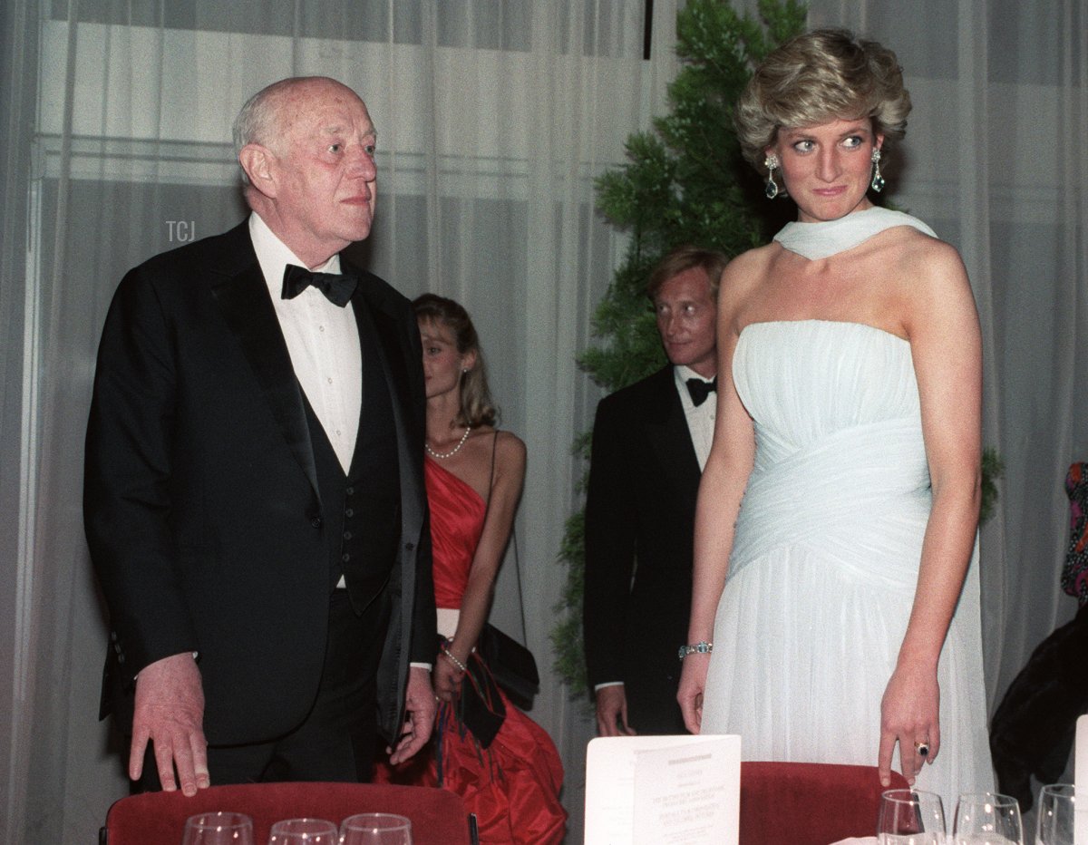 Sir Alec Guinness e la Principessa di Galles sono ritratti a una cena di gala durante il 40° Festival Internazionale del Cinema di Cannes il 15 maggio 1987 (DOMINIQUE FAGET/AFP via Getty Images)