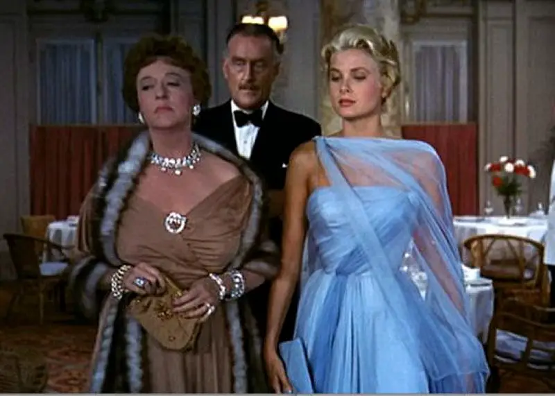 Jessie Royce Landis, John Williams e Grace Kelly in un'immagine dal film del 1955 di Alfred Hitchcock 