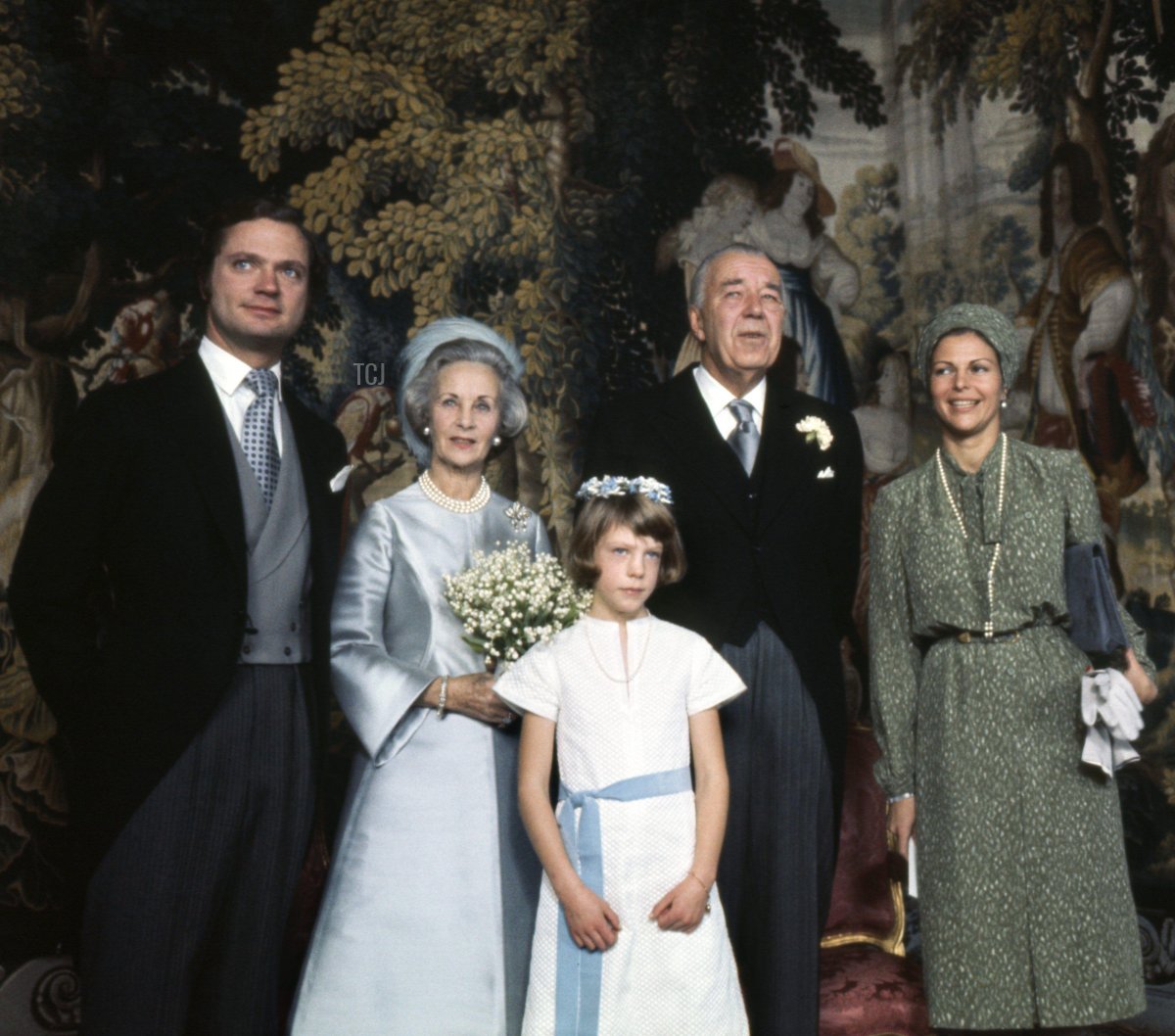 Il Re Carl XVI Gustaf di Svezia, la Principessa Lilian di Svezia, Helene Silfverschiold, il Principe Bertil di Svezia e la Regina Silvia di Svezia posano per una foto ufficiale dopo le nozze di Bertil e Lilian a Stoccolma, 7 dicembre 1976 (SVT/TT News Agency/Alamy)