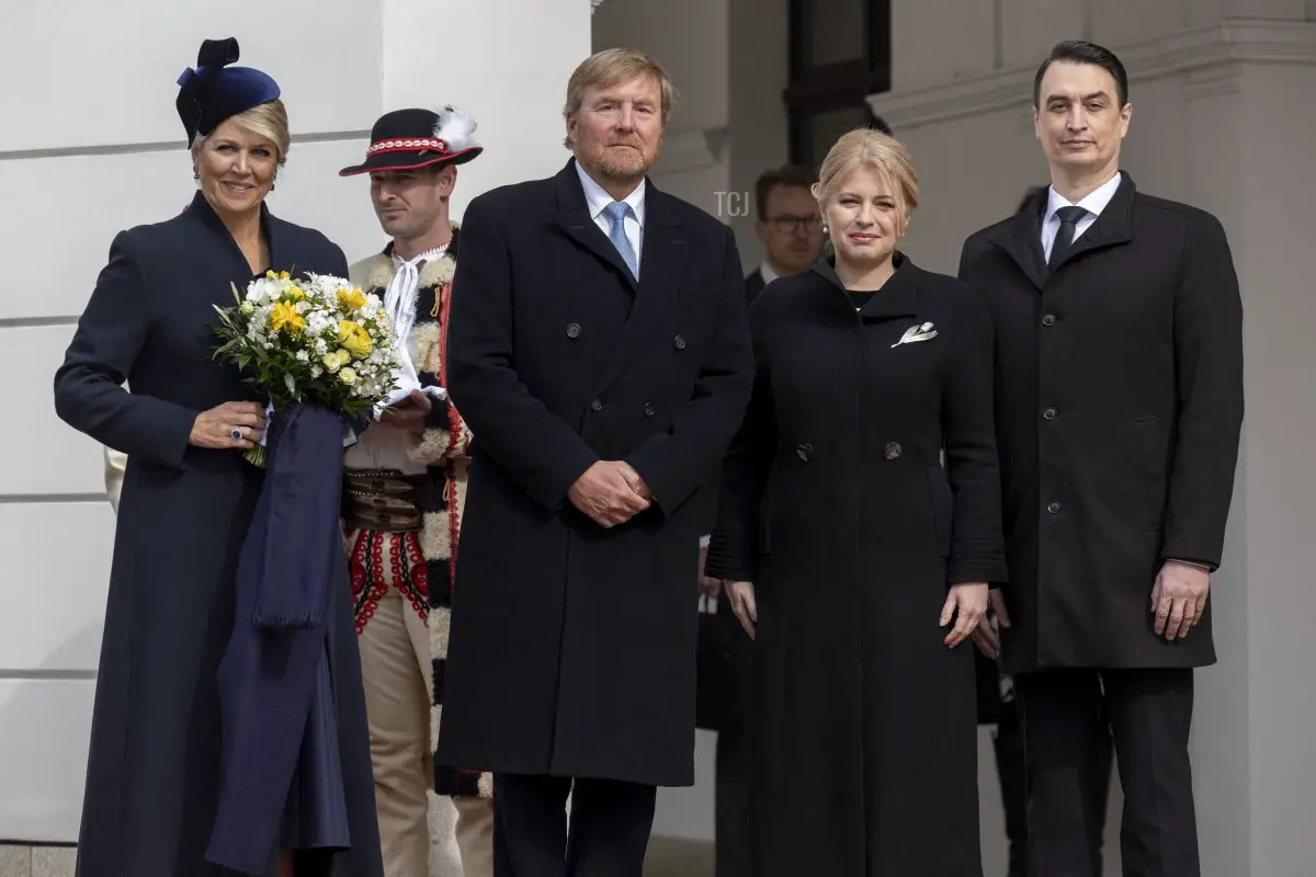 La Regina Massima dei Paesi Bassi, il Re Willem-Alexander, la Presidente Zuzana Caputova della Slovacchia e il suo compagno, Juraj Rizman, posano per una foto prima di rivedere la guardia d'onore slovacca durante una cerimonia di benvenuto al Palazzo Presidenziale a Bratislava il 7 marzo 2023 (TOMAS BENEDIKOVIC/AFP via Getty Images)