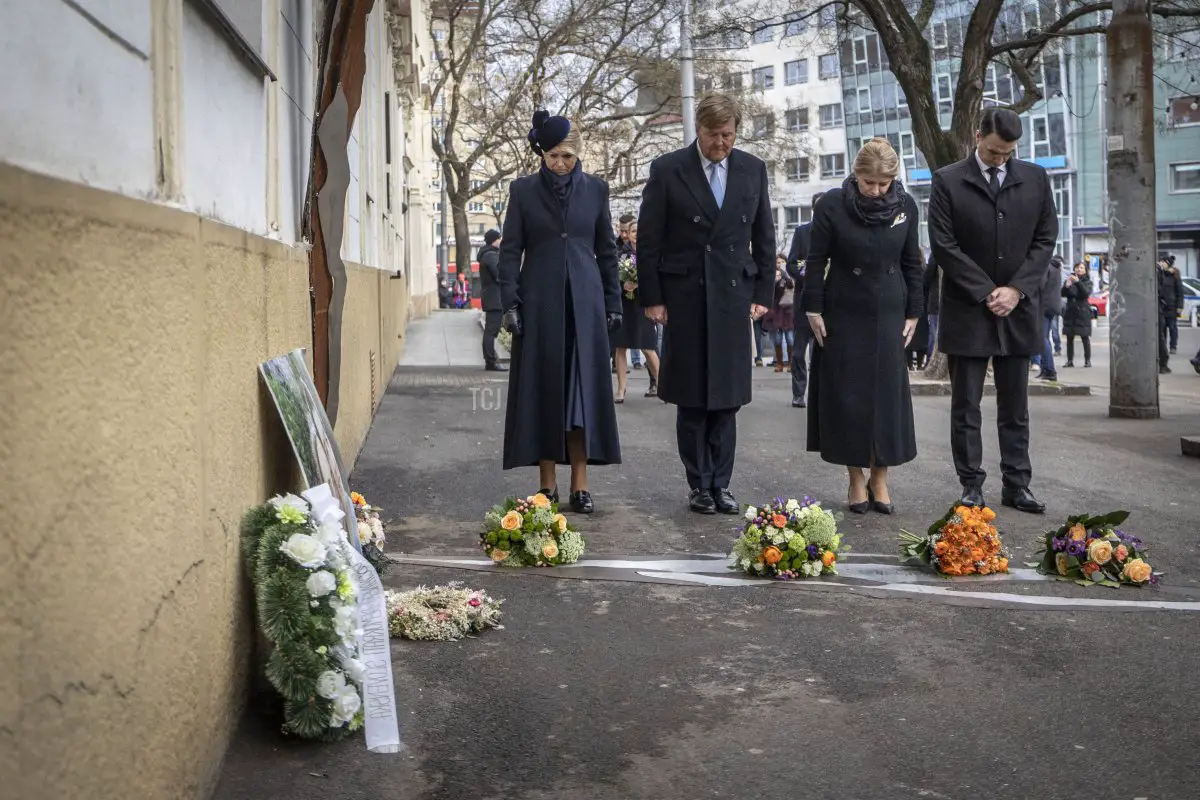 La Regina Massima dei Paesi Bassi, il Re Willem-Alexander dei Paesi Bassi, la Presidente Zuzana Caputova della Slovacchia e il suo compagno, Juraj Rizman, depongono fiori il 7 marzo 2023 presso un memoriale a Bratislava, Slovacchia, dedicato al giornalista investigativo assassinato Jan Kuciak e alla sua fidanzata, Martina Kusnirova (TOMAS BENEDIKOVIC/AFP via Getty Images)