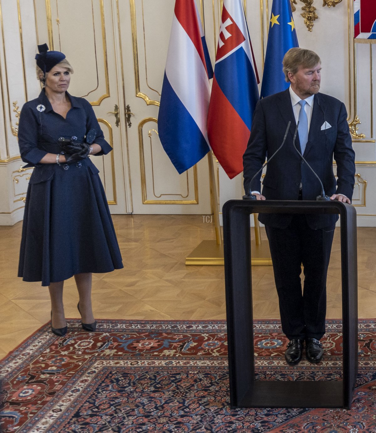 La Regina Massima dei Paesi Bassi osserva, mentre la Presidente Zuzana Caputova della Slovacchia (non visibile) e il Re Willem-Alexander dei Paesi Bassi tengono un briefing con i media al Palazzo Presidenziale a Bratislava, Slovacchia, il 7 marzo 2023 (TOMAS BENEDIKOVIC/AFP via Getty Images)