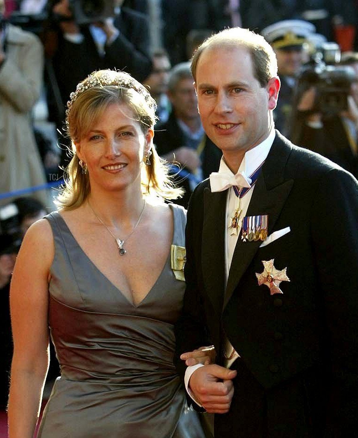 La vigilia del matrimonio del Principe ereditario Frederik di Danimarca e Mary Donaldson, il Conte e la Contessa di Wessex arrivano a una gala al Royal Theatre di Copenaghen, Danimarca, il 13 maggio 2004 (DPA Picture Alliance Archive/Alamy)