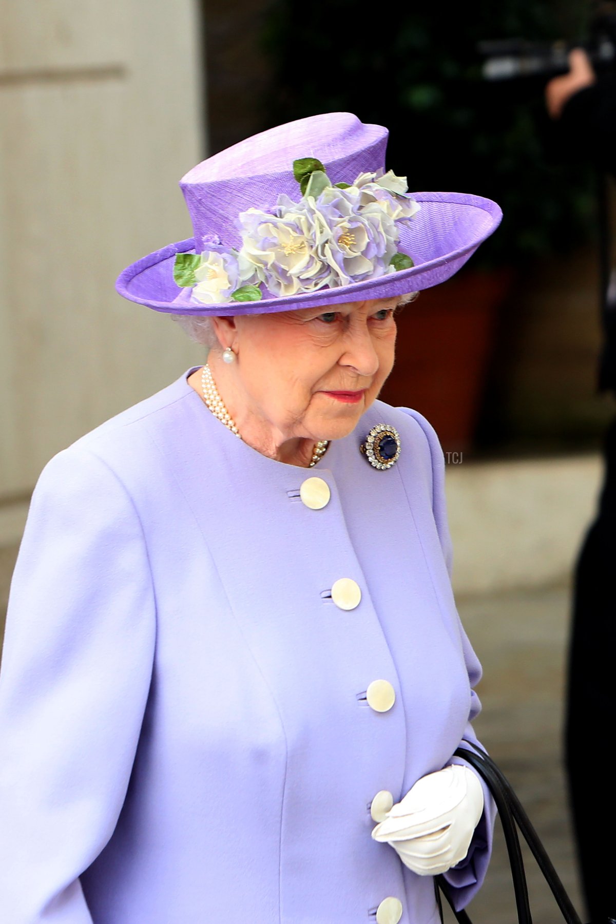 La Regina Elisabetta II lascia la Sala Paolo VI dopo un incontro con Papa Francesco il 3 aprile 2014 in Vaticano (Franco Origlia/Getty Images)