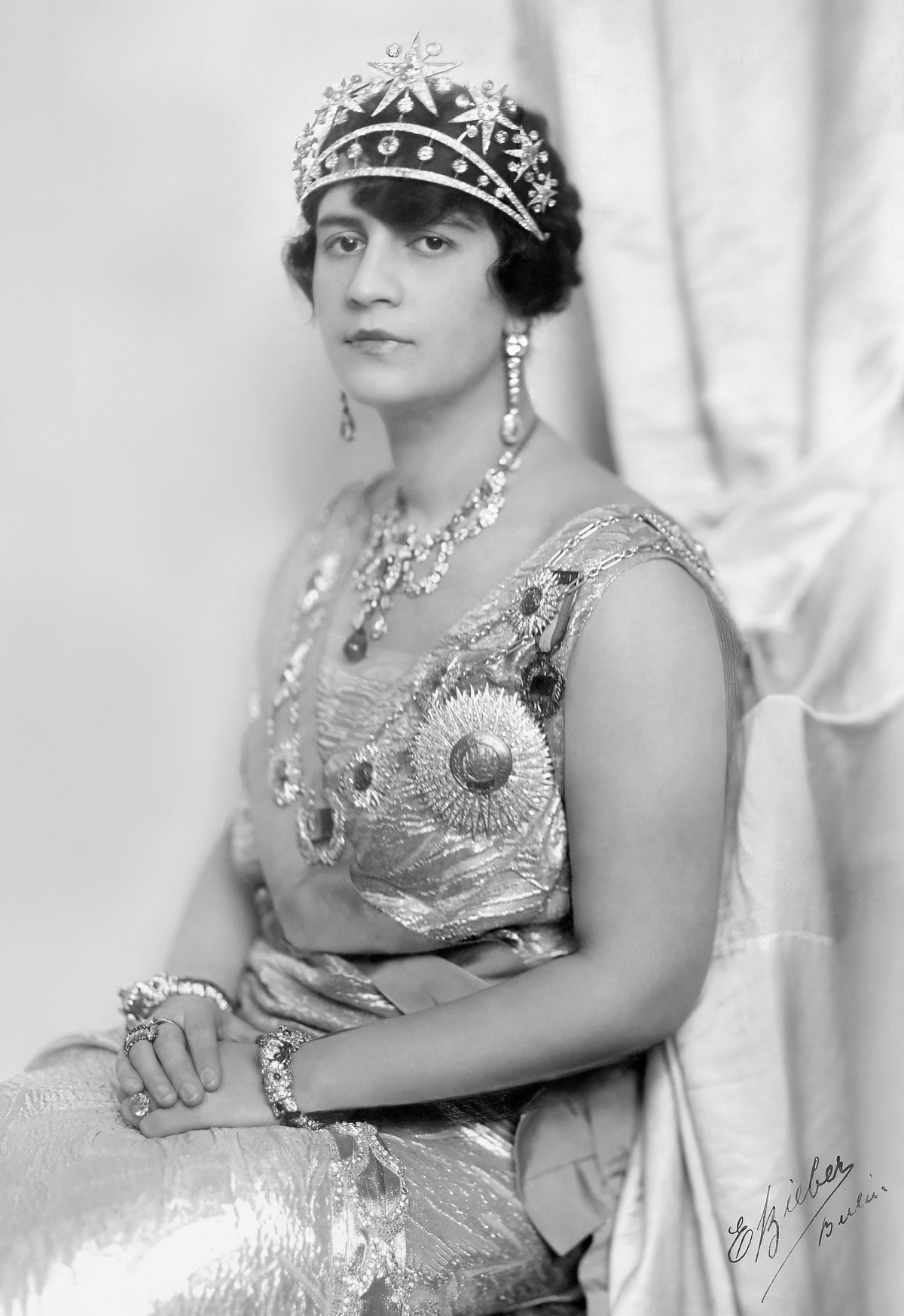 Regina Soraya dell'Afghanistan, ca. 1920s (Wikimedia Commons)